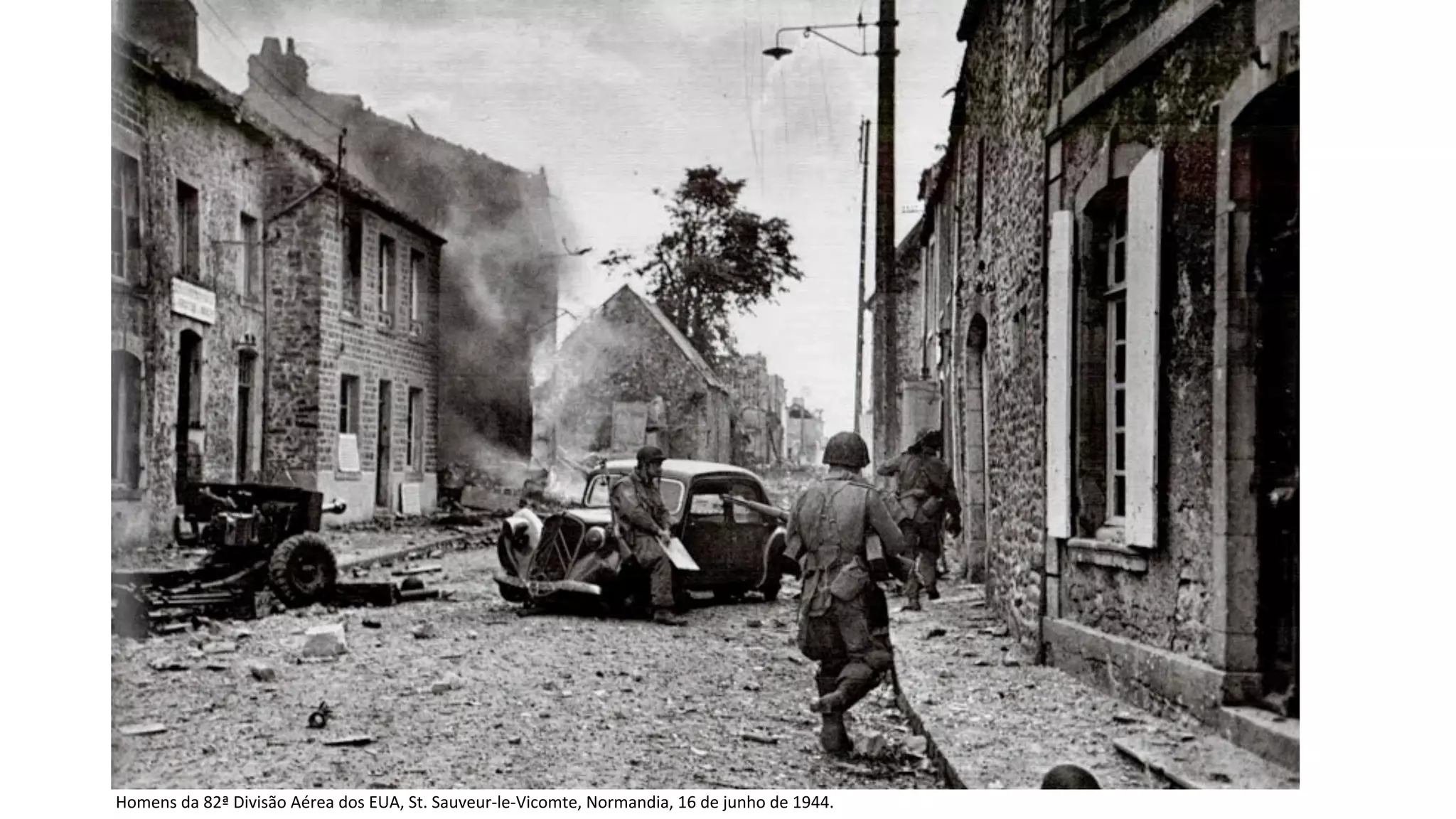 Homens	
  da	
  82ª	
  Divisão	
  Aérea	
  dos	
  EUA,	
  St.	
  Sauveur-­‐le-­‐Vicomte,	
  Normandia,	
  16	
  de	
  junho	
  de	
  1944.	
  
 