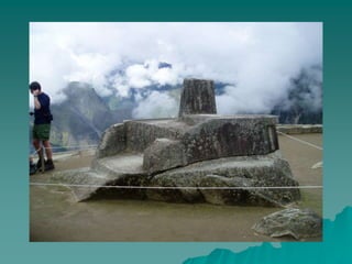 COMO ACCEDERLocalizada a 2,400 m.s.n.m., en la provincia de Urubamba,  departamento del Cusco, Machu Picchu (Cumbre Mayor, en castellano) sorprende por la forma en que las construcciones de piedra se despliegan sobre una loma estrecha y desnivelada, cuyos bordes un farallón de 400 metros de profundidad- forman el cañón por el que se llega al río Urubamba. 