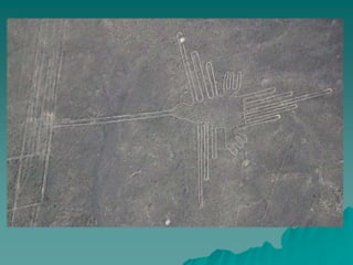 CHAN CHANLa que fuera capital del reino chimú, situada en el desierto Costero de Perú, en las proximidades de la actual ciudad de Trujillo, tuvo su desarrollo entre la segunda mitad del siglo XIV y mediados de la siguiente centuria. Esta fotografía muestra los restos de aquella ciudad anterior a la civilización inca, circunvalados por una muralla de adobe que llegaba a alcanzar hasta 9 m de altura. Edificada sobre un asentamiento mochica, Chan chán fue una de las más grandes ciudades de toda la América precolombina y un ejemplo de la planificación urbana anterior a la llegada de los españoles.