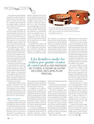 82 ya
Lo que más hacen estas blogueras
es aplanar las calles buscando los
mejores precios, para luego com-
partir sus datos y tips de estilo.
Por lo general ellas mismas son
sus propias modelos y muestran
cómo combinar las tenidas de su
clóset. Blanca resume:
–Suelo ir a buscar gangas dos
veces por semana. Voy tanto a las
conocidas tiendas y marcas low cost,
como a los luxury outlet. En uno de
los paseos de la calle Serrano, en
Madrid, encontré unas sandalias
Pura López por 50 euros, que la
temporada pasada costaban 260
euros. Pero el lado amargo de las
oportunidades es que lo encontré
en una zapatería que cerraba.
Pilar Pascual agrega: –Antes los
blogs de moda mostraban looks con
marcas tipo Prada, Chanel, Dior...
Sus telas, corte y calidad no tienen
rival. Pero en los comercios a pe-
queña escala podemos encontrar
cosas estupendas muy baratas; la
clave es aprender a buscar.
El público que visita estos blogs
es mayoritariamente femenino
y tiene entre 18 y 45 años. Hay
muchas estudiantes y dueñas de
casa que sufren la crisis económica:
tienen trabajos no remunerados
o mal pagados, explica Pilar. Pero,
pese a ello, se preocupan por su
aspecto. Les gusta la moda, pero no
tienen capacidad económica para
comprar lo que ’se lleva’.
–Quieren saber dónde encontrar
prendas a buen precio, pero que
también les merezca la pena la
recomendación en base también
a la calidad del producto. Lo que
más gusta son las promociones, los
descuentos y las prendas de lujo a
precios low cost –afirma Blanca.
¿Efecto dominó?
Lo barato también cuesta caro.
La tragedia ocurrida a fines de abril
en Bangladesh, donde un edificio
con talleres textiles se derrumbó
y causó 1.127 muertes (hecho que
generó una ola de movilizaciones
laborales), dejó una vez más al
descubierto una realidad que se
discute hace tiempo: cómo las
grandes compañías, para reducir
costos, externalizan su producción
a países del Tercer Mundo, donde
se pagan salarios ínfimos y se
trabaja en condiciones deplora-
bles. En su libro “Overdressed:
The shockingly high cost of cheap
fashion”, la periodista estadouni-
dense Elizabeth L. Cline describe
este fenómeno en profundidad.
Cuenta, por ejemplo, que en su
visita a la provincia china de
Guangdong, zona de fábricas
textiles, la contaminación del aire
era tan espesa que no se podía
tomar fotografías.
La industria de la moda se ha
visto obligada a ofrecer alternati-
vas. Su respuesta ha sido ofrecer
ropa “consciente”, elaborada con
procesos que respetan el medio
ambiente y la calidad del trabajo.
Incluso algunas marcas dirigidas al
segmento low cost han tomado este
tipo de iniciativas.Pero,como resulta
obvio, esta ropa es más cara.
Las blogueras no son ajenas a
este fenómeno. En general, son
partidarias de opciones en las que la
calidad de los productos no esté en
juego y se pueda rastrear el origen
de las prendas. Además de buscar
oportunidades de consumo,muchas
promueven maneras creativas y
baratas para vestirse a través del
reciclaje y el upclycling (arreglo de
ropa usada), por ejemplo.
–Lo ocurrido en Bangladesh, así
como la situación de los empleados
en textiles del mundo entero, me
entristece muchísimo –comenta
Roser Valo–. Hay multinacionales
A los hombres nadie los
critica por gastar cientos
de euros en ir a ver partidos
de fútbol a pesar de estar
en crisis, RECLAMA PILAR
PASCUAL.
ModabajoCosto
que compran sus productos a
precios de risa y luego los venden
a precio de oro. Creo que deberían
mejorar las condiciones laborales
y la seguridad de los puestos de
trabajo.También me entristece ver
cómo empresas y comercios cierran.
Los que aún conservamos nuestros
puestos de trabajo deberíamos no
privarnos de comprar para reactivar
la economía.
Para Pilar Pascual, el problema
es que los clientes se han acostum-
brado a las multinacionales.
–Este tipo de empresas tienen
fábricas en las que producen a un
precio muy bajo y luego venden a
precios económicos.Esto implica dos
cosas: sus beneficios son increíbles
y, por tanto, les interesa seguir tra-
bajando así (elaborar una prenda
les cuesta 0.5€: luego la venden
por 25€) y por otro lado, el pequeño
comercio, que elabora prendas en
España y paga unos salarios dignos,
no puede competir. Liquidan sus
productos con precios que apenas
recuperan lo invertido.
Más optimista es Blanca Men-
diguchia, quien no cree que tanta
rebaja genere un círculo vicioso.
–Las marcas low cost ya tienen
los precios ajustados y las de lujo
no están teniendo pérdidas.Incluso
están aumentando las ventas.Ade-
más, muchas marcas tienen claro
que no desean bajar sus precios, ya
que quieren que se les reconozca
como marca de lujo.Algunas marcas
no dejan que sus productos estén
en promociones especiales, o que
se aplique un precio de venta al
público por debajo de lo que ellos
han definido como mínimo.
En lo que coinciden es en que,
como afirma la Fashion Victim
Lowcost, “ir a la moda no está
reñido con ahorrar”. La moda es
para muchas un pequeño y único
capricho,dice la Reina del Low Cost,
y reclama que a los hombres nadie
los critica por gastar cientos de
euros en ir a ver partidos de fútbol
a pesar de estar en crisis.
–Nosotras hacemos lo mismo,
pero a pequeña escala. La moda
es una necesidad básica, al fin y
al cabo, en los tiempos que corren,
tu imagen dice mucho más de ti
que cualquier otra cosa.Arreglarte
antes de salir de casa dice mucho
de ti, no digo que haya que ir a
comprar el pan con tacones y
maquillaje, pero sí que hay unos
mínimos de estética que todos
debemos cumplir– acota.
–Si tenemos una buena imagen,
ganamos en autoestima y eso
nos hace sentirnos bien. Ante las
tristezas o el desánimo, una buena
imagen ayuda a sentirte mejor y
no caer en el desaliento– concluye
la low cost shopper. ya
El comercio ambulante es una golosina para las bloggers
del low cost. Ahí se pueden encontrar pulseras como
éstas, que se venden en las veredas del sector Patronato
por alrededor de $2.000.
 