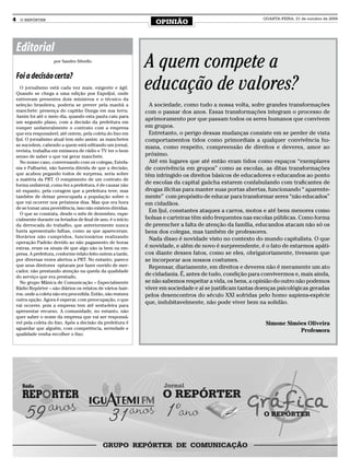 4     O REPÓRTER
                                                                    OPINIÃO
                                                                                                              QUARTA-FEIRA, 21 de outubro de 2009




    Editorial
                       por Sandro Silvello
                                                                A quem compete a
    Foi a decisão certa?
      O jornalismo está cada vez mais, exigente e ágil.
    Quando se chega a uma edição pos ExpoIjuí, onde
                                                                educação de valores?
    estiveram presentes dois ministros e o técnico da
    seleção brasileira, poderia se prever pela manhã a            A sociedade, como tudo a nossa volta, sofre grandes transformações
    manchete: presença do capitão Dunga em sua terra.           com o passar dos anos. Essas transformações integram o processo de
    Assim foi até o meio dia, quando esta pauta caiu para
                                                                aprimoramento por que passam todos os seres humanos que convivem
    um segundo plano, com a decisão da prefeitura em
    romper unilateralmente o contrato com a empresa             em grupos.
    que era responsável, até ontem, pela coleta do lixo em        Entretanto, o perigo dessas mudanças consiste em se perder de vista
    Ijuí. O jornalismo atual tem sido assim: as manchetes       comportamentos tidos como primordiais a qualquer convivência hu-
    se sucedem, cabendo a quem está editando um jornal,
                                                                mana, como respeito, compreensão de direitos e deveres, amor ao
    revista, trabalha em emissora de rádio e TV ter o bom
    senso de saber o que vai gerar manchete.                    próximo.
      No nosso caso, conversando com os colegas, Estefa-          Até em lugares que até então eram tidos como espaços “exemplares
    nia e Palharini, não haveria dúvida de que a decisão,       de convivência em grupos” como as escolas, as ditas transformações
    que acabou pegando todos de surpresa, seria sobre           têm infringido os direitos básicos de educadores e educandos ao ponto
    a matéria da PRT. O rompimento de um contrato de
    forma unilateral, como fez a prefeitura, é de causar não
                                                                de escolas da capital gaúcha estarem confabulando com traficantes de
    só espanto, pela coragem que a prefeitura teve, mas         drogas ilícitas para manter suas portas abertas, funcionando “ aparente-
    também de deixar preocupada a população sobre o             mente” com propósito de educar para transformar seres “não educados”
    que vai ocorrer nos próximos dias. Mas que era hora         em cidadãos.
    de se tomar uma providência, isso não existem dúvidas.
                                                                  Em Ijuí, constantes ataques a carros, motos e até bens menores como
      O que se constata, desde o mês de dezembro, espe-
    cialmente durante os feriados de final de ano, é o início   bolsas e carteiras têm sido frequentes nas escolas públicas. Como forma
    da derrocada do trabalho, que anteriormente nunca           de preencher a falta de atenção da família, educandos atacam não só os
    havia apresentado falhas, como as que apareceram.           bens dos colegas, mas também de professores.
    Horários não cumpridos, funcionários realizando
                                                                  Nada disso é novidade visto no contexto do mundo capitalista. O que
    operação Padrão devido ao não pagamento de horas
    extras, eram os sinais de que algo não ia bem na em-        é novidade, e além de novo é surpreendente, é o fato de estarmos apáti-
    presa. A prefeitura, conforme relato feito ontem a tarde,   cos diante desses fatos, como se eles, obrigatoriamente, tivessem que
    por diversas vezes alertou a PRT. No entanto, parece        se incorporar aos nossos costumes.
    que seus diretores optaram por fazer ouvido de mer-           Repensar, diariamente, em direitos e deveres não é meramente um ato
    cador, não prestando atenção na queda da qualidade
    do serviço que era prestado.
                                                                de cidadania. É, antes de tudo, condição para convivermos e, mais ainda,
      No grupo Mânica de Comunicação – Especialmente            se não sabemos respeitar a vida, os bens, a opinião do outro não podemos
    Rádio Repórter – são diários os relatos de vários bair-     viver em sociedade e aí se justificam tantas doenças psicológicas geradas
    ros, onde a coleta não era procedida. Então, não restava    pelos desencontros do século XXI sofridas pelo homo sapiens-espécie
    outra opção. Agora é esperar, com preocupação, o que
                                                                que, indubitavelmente, não pode viver bem na solidão.
    vai ocorrer, pois a empresa tem até sexta-feira para
    apresentar recurso. A comunidade, no entanto, não
    quer saber o nome da empresa que vai ser responsá-
    vel pela coleta do lixo. Após a decisão da prefeitura é                                                    Simone Simões Oliveira
    aguardar que alguém, com competência, seriedade e
                                                                                                                          Professora
    qualidade venha recolher o lixo.
 