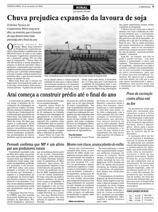 QUARTA-FEIRA, 25 de novembro de 2009
                                                                                              RURAL                                                                                     O REPÓRTER               7
                                                                                          por Sandro Silvello


Chuva prejudica expansão da lavoura de soja
O Diretor Técnico da                                                                                                                                      que quem experimenta semear nestas
                                                                                                                                                          condições se arrepende.
Cooperativa, Mário Iung acre-                                                                                                                               O diretor técnico disse que o ideal é
                                                                                                                                                          semear com boas condições de solo,
dita, no entanto, que a lavoura                                                                                                                           acrescentando que o zoneamento
de soja deverá estar toda                                                                                                                                 agrícola permite semear as varieda-
                                                                                                                                                          des precoces, até 10 de dezembro. As
plantada até o final do ano                                                                                                                               médias até o dia 20 e as tardias até o
                                                                                                                                                          final do ano. “Até la, pelas previsões


O
        gerente técnico da                                                                                                                                que temos deveremos ter condições
        Cotrijui, Mário Iung comentou                                                                                                                     de semear , mas se for necessário
        no Programa da cooperativa de-                                                                                                                    poderemos avançar um pouco dentro
talhes relacionados a implantação dos                                                                                                                     do mês de janeiro, com boas produti-
480 mil hectares de soja na sua região                                                                                                                    vidades” comentou.
de atuação. O agrônomo comentou que                                                                                                                         Iung diz , no entanto, que não se
até o momento apenas 30% do total                                                                                                                         pode é perder serviço , com mau
está já implantado. “Temos mais de                                                                                                                        plantio e aumentando o custo com
330 mil hectares a serem semeados e                                                                                                                       replante. “ Precisamos usar semente
estamos no final de novembro’ disse o                                                                                                                     de qualidade, tratamento em toda a
agrônomo, comentando que é normal a                                                                                                                       semente, cuidado com profundidade,
angústia sentida pelos produtores .Iung                                                                                                                   ver se está ocorrendo o fechamento
acentua que a previsão metereológica                                                                                                                      do sulco corretamente, para que
é de que o tempo continue instável nos                                                                                                                    se tenha uma boa emergência” co-
próximos dias, o que deverá acarretar      Chuva tem prejudicado avanço do plantio da principal cultura de verão na região de atuação da Cotrijuí
                                                                                                                                                          mentou. Ele observa que o plantio
atraso no plantio da soja.                                                                                                                                com solo úmido, faz com que o solo
                                           ria ao plantio direto e conservação da                       forma, após cada chuva, é necessário
  Mário Iung disse que o inverno foi                                                                                                                      seja muito movimentado e após a
                                           umidade do solo para a cultura enfren-                       de 2 a 3 dias para que o solo fique em
importante na formação de palha, tan-                                                                                                                     semeadura, caso ocorra chuva, cria
                                           tar eventuais veranicos, e no momento                        condições da semeadura fazer o seu
to de trigo, aveia branca, aveia preta e                                                                                                                  o selamento que leva a problemas
                                           da semeadura ela faz este papel, ou seja                     papel, acrescenta. “Não a dianta se apu-
mesmo azevem. “A palha é tão necessá-                                                                                                                     no plantio.
                                           mantem a umidade”, disse Iung. Desta                         rar” comentou Mário Iung, observando


Arai começa a construir prédio até o final do ano                                                                                                                  Prazo da vacinação
  A construção do prédio que       sessão da Câmara de Vereado-                do ponto de coleta de embala-                    da Costa no contato com o
                                                                                                                                                                   contra aftósa está
vai sediar o depósito de re-
cebimento de embalagens de
                                   res na semana passada.
                                     Segundo Juarez Neme da
                                                                               gens, vai se ter uma situação
                                                                               de maior tranqüilidade. “Até
                                                                                                                                Repórter comentou ainda o
                                                                                                                                preço dos insumos, obser-
                                                                                                                                                                   no fim
agrotóxicos tríplice lavadas       Costa, o produtor rural está                hoje os produtores estocam as                    vando que o custo atualmen-
                                                                                                                                                                     Os produtores rurais que
deverá começar no máximo até       consciente sobre a necessida-               embalagens vazias em galpões                     te está bem mais baixo, se
                                                                                                                                                                   ainda não vacinaram seus
o final do ano. A informação foi   de de realização do trabalho                e esperam a realização de cam-                   for feita comparação com a
                                                                                                                                                                   rebanhos contra a febre
confirmada pelo presidente da      de limpeza das embalagens de                panhas que são realizadas pela                   safra passada. Ele cita como
                                                                                                                                                                   aftosa devem ficar atentos
Associação das Empresas de         agroquímicos, no sistema de                 Associação. “A partir do mo-                     exemplo os fertilizantes e
                                                                                                                                                                   à data final para a aplicação
Agroquímicos de Ijui, Juarez       tríplice lavagem. As revendas,              mento em que o prédio estiver                    dissecantes, que apresen-
                                                                                                                                                                   da vacina: 30 de novembro.
Neme da Costa. Ele disse que       segundo ele, também estão                   pronto, eles terão condições                     tam valores menores do
                                                                                                                                                                   A Secretaria da Agricultura,
espera a confirmação oficial       contribuindo, pois no momen-                de levar as embalagens direta-                   que na safra passada. Desta
                                                                                                                                                                   Pecuária, Pesca e Agrone-
por parte da Câmara de Vere-       to em que o produtor rural pro-             mente até o local” comentou o                    forma,conforme Juarez Neme
                                                                                                                                                                   gócio alerta para o prazo
adores e da prefeitura sobre a     cura a empresa, é orientado                 presidente da Associação das                     da Costa, certamente a la-
                                                                                                                                                                   de homologação da vacina,
destinação do terreno de 3.200     a proceder a tríplice lavagem               empresas de Agroquímicos.                        voura de soja venha a ser
                                                                                                                                                                   que se encerra dia 07 de
metros quadrados, localizado       após a utilização do produto.                                                                implantada com uma tecno-
                                                                                                                                                                   dezembro.
nas proximidades do Aterro           Juarez Neme da Costa diz                     Preço dos insumos                             logia superior em relação ao
                                                                                                                                                                     A vacinação deve ser fei-
Sanitário, que foi aprovada na     que a partir da implantação                    O presidente Juarez Neme                      ano passado.
                                                                                                                                                                   ta em bovinos e bubalinos
                                                                                                                                                                   com até 24 meses de idade.
                                                                                                                                                                   “As aplicações nos animais
Perondi confirma que MP é um alívio Mesmo com chuva, avança plantio do milho                                                                                       jovens são importantes para
par aos produtores rurais             Apesar dos contratempos      Na comercialização, o cereal
                                    causados pela chuva, os pro- vem experimentando peque-
                                                                                                                                                                   o fortalecimento da imuni-
                                                                                                                                                                   dade, que nesta faixa etária,
  O presidente Luiz Inácio Lula    que as mudanças fazem parte                                                                                                     ainda está se formando”,
                                                                               dutores de milho ainda con-                      nas melhoras semanais em
da Silva deve editar nos próxi-    de um acordo interministe-                                                                                                      esclarece o chefe da Ins-
                                                                               seguiram avançar quatro pon-                     termos de cotações. Nesta
mos dias uma Medida Provisó-       rial mínimo sobre alterações                                                                                                    petoria Veterinária, Emílio
                                                                               tos percentuais em relação à                     última, a variação do preço
ria para evitar que milhares de    do Código Florestal, firmado                                                                                                    Stumm.As propriedades
                                                                               semana anterior, alcançando                      médio estadual da saca de
produtores rurais sejam colo-      entre os ministérios do Meio                                                                                                    que não cumprirem com as
                                                                               em nível estadual 73%, com                       60kg foi de +0,29%, ficando em
cados na ilegalidade, podendo      Ambiente, Agricultura, De-                                                                                                      orientações de vacinação
                                                                               61% em germinação e desen-                       R$ 17,43. Apesar das recentes
ser multados e até presos.         senvolvimento Agrário e Casa                                                                                                    podem ter o trânsito dos
                                                                               volvimento vegetativo. O dado                    elevações, as cotações atuais
A MP deve adiar, sem prazo         Civil.O decreto em questão, de                                                                                                  animais impedido, além de
                                                                               consta no informativo conjun-                    se encontram em patamares          receberem multa de 2% so-
definido, a entrada em vigor       nº 6.514, foi publicado em ju-
                                                                               tural da Emater. Conforme o                      bem abaixo dos verificados         bre o valor dos animais. Os
do decreto que determina o         lho de 2008, regulamentando
registro e o compromisso de        a Lei de Crimes Ambientais.                 levantamento, as lavouras, de                    há um ano.                         produtores que necessita-
recuperação da reserva legal,      Se fosse colocada em prática,               maneira geral, se encontram                        O levantamento do Instituto      rem de auxílio, em vista das
que deveria começar a valer a      deixaria milhares de produ-                 em bom estado, favorecidas                       Regional de Desenvolvimento        chuvas dos últimos dias, po-
partir de 11 de dezembro. Com      tores rurais na ilegalidade.“A              pela temperatura amena e boa                     Rural – Irder, registrou que du-   dem procurar as Inspetorias
isso, ficam adiadas também as      data fatal, 11 de dezembro,                 disponibilidade de umidade                       rante o final de semana o total    Veterinárias que atendem os
sanções aos produtores rurais      está chegando e nós, no Con-                no solo. Quando as condições                     acumulado de chuva chegou          municípios.
que desmataram mais que o          gresso Nacional, que estamos                de manejo do solo permitem,                      a 67,6 milímetros. Os dados
permitido.                         debatendo as mudanças no                    os produtores tratam de con-                     do Irder indicam ainda que o
                                                                               trolar os inços, via aplicação                   total de chuvas acumulado          INDICADORES RURAIS
  O deputado Darcísio Peron-       Código Florestal, ou o Gover-
di (PMDB), que têm mantido         no, com uma Medida Provi-                   de herbicidas e capinas, além                    até o momento em novembro                                      Valores cotados
                                                                                                                                                                     Soja ......... R$ 41,00
frequentes audiências com o        sória, precisamos dar uma                   de aplicar inseticida.                           alcança 365 milímetros, 100%                                   pela Cotrijui no dia
                                                                                                                                                                     Trigo ....... R$ 22,00
ministro da Agricultura, Rei-      solução. É urgente”, afirmou                                                                 superior a média histórica                                     17 de novembro
                                                                                                                                                                     Milho ...... R$ 16,00
nhold Stephanes, informou          Perondi.                                       Adubos em cobertura.                          para o mês.
 