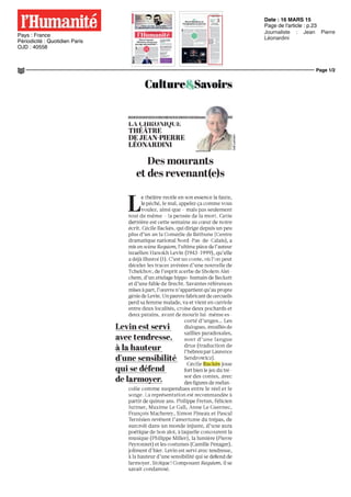 Date : 16 MARS 15
Pays : France
Périodicité : Quotidien Paris
OJD : 40558
Page de l'article : p.23
Journaliste : Jean Pierre
Léonardini
Page 1/2
BETHUNE 8054433400502Tous droits réservés à l'éditeur
Culture Savoirs
LA
T H T R E
DE JEAN PIERRE
LÉONARDINI
Desmourants
et des revenant(e)s
L
e theâtre recèle en son essence la faute,
lepéché, le mal, appelez ça comme vous
voulez, ainsi que - mais pas seulement
tout dè même - la pensée de la mort. Cette
dernière est cette semaine au cœur de notre
écrit. Cécile Backès, qui dirige depuis un peu
plus d'un an la Comédie de Béthune (Centre
dramatiquenationalNord-Pas-de-Calais), a
misenscèneRequiem,l'ultimepiècedel'auteur
israélien Hanokh Levin (1943-1999), qu'elle
a déjà illustré (i) . C'est un conte, où l'on peut
déceler les traces avérées d'une nouvelle de
Tchekhov, de l'esprit acerbe de SholemAlei-
chem, d'un attelage hippo-humainde Beckett
etd'unefable de Brecht. Savantes références
misesàpart,l'œuvren'appartientqu'aupropre
génie de Levin. Unpauvre fabricant de cèrcueils
perd sa femme malade, va et vient en carriole
entre deux localités, croise deux pochards et
deux putains, avant de mourir lui-même es-
corté d'anges... Les
Cst Servi dialogues, émaUlés de
saillies paradoxales,
avec tendresse, sont d'une langue
àlahauteur ^ (traduction de
- Fhebreu par Laurence
d'une sensibilité sendrowicz).
j ,„ , Cécile Backès joue
qui Se détend fort bienle jeu du tré-
sordes contes
' avec
desflguresdemélan_
colle comme suspendues entre le reel et le
songe La représentation est recommandée à
partir de quinze ans. Philippe Fretun, Félicien
Juttner, Maxime Le Gall, Anne Le Guernec,
François Macherey, Simon Pineau et Pascal
Ternisien revêtent l'amertume du trépas, de
surcroît dans un monde injuste, d'une aura
poétique de bon aloi, à laquelle concourent la
musique (Philippe Miller), la lumière (Pierre
Peyronnet)etlescostumes(CamillePenager),
jolimentd'hier. Levinestserviavectendresse,
à la hauteur d'une sensibilité qui se défend de
larmoyer. Stoïque! ComposantRequiem,ilse
savait condamné.
 