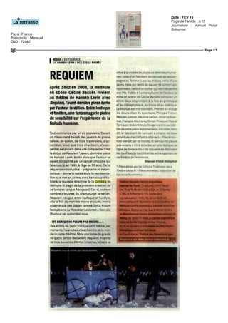 Date : FEV 15
Pays : France
Périodicité : Mensuel
OJD : 72982
Page de l'article : p.12
Journaliste : Manuel Piolat
Soleymat
Page 1/1
BETHUNE 9506292400524Tous droits réservés à l'éditeur
I RÉGION/EN TOURNÉE
OE HANOKH LEVIN / MES CÉCILE BACKÈS
REQUIEM
Après Shitz en 2008, la metteure
en scène Cécile Backès revient
au théâtre de Hanokh Levin avec
Requiem,l'avant-dernièrepièceecrite
par l'auteur israélien. Entre loufoque
et funèbre, une fantasmagorie pleine
de sensibilité sur l'expérience de la
finitude humaine.
Tout commence par un air populaire Devant
un rideau resté baissé, des joueurs de grosse
caisse, de violon, de flûte traversiere, d'ac-
cordéon, ainsi que trois chanteurs, s'avan-
cent et se lancent dans une complainte C'est
le début de Requiem*, avant-dernière piece
de Hanokh Levin, écrite alors que l'auteur se
savait condamné par un cancer (maladie qui
l'a emporté en 1999, à l'âge de 55 ans) Cette
séquence mtroductive - prégnante et mélan-
colique -donne la note à toute la représenta-
tion que met en scène, avec beaucoup d'ha-
bileté, la nouvelle directrice de la Comédie de
Béthune (il s'agit de la premiere création de
ce texte en langue française) Car si, comme
nombre d'oeuvres du dramaturge israélien,
Requiem navigue entre loufoque et funèbre,
elle le fait de manière moins enjouée, moins
ardente que des pièces comme Shitz, Kroum
l'ectoplasme ou Yaacobi et Leidental. Bien sûr,
l'humour est au rendez-vous
«RIT BIEN QUI NE PLEURE PAS ENCORE...»
Des éclats de farce transpercent même, par
moments, l'avancée sur les chemins de la mort
de ce conte théâtral Maîs une forme de gravité
ne quitte jamais réellement Requiem Inspirée
de trois nouvelles d'Anton Tchékhov, le texte se
situe à la croisée de plusieurs destinées humai-
nes . celle d'un fabricant de cercueil qui accom-
pagne sa femme jusqu'au trépas, celle d'une
jeune mère qui tente de sauver de la mort son
nourrisson, celle d'un cocher qui vient de perdre
son fils Fidèle à l'univers pluriel de l'auteur, la
mise en scene de Cécile Backès compose un
entre-deux empruntant a la fois au grotesque
et au métaphysique, au trivial et au poétique
Le résultat est tres touchant Prenant en charge
les douze rôles du spectacle, Philippe Fretun,
FélicienJuttner, Maxime Le Gall, Anne Le Guer-
nec, François Macherey,Simon Pineau et Pascal
Ternisien révèlent toute l'exigence et la sensibi-
lité de cette piece testamentaire « Qu'elles rient,
dit le fabricant de cercueil à propos cie deux
prostitués s'esclaffant a côté de lui fîtes le sau-
ront bientôt en ce monde, rit bien qui ne pleure
pas encore » Voilà éclairée, en une réplique, la
ligne de force autour de laquelle se déploient
les bouffées de lucidité et les extravagances de
ce théâtre de l'existence
Manuel Piolat Soteymat
* Piece éditée par les Editions Théâtrales dans
Theâtre choisi Vl - Pieces mortelles, traduction de
Laurence Sendrowicz
Théâtre Olympia-Centre dramatique
régional de Tours
Les 11 et 13fevnet
à19h,le 14 février
représentation 1h
www.cdrtours fr St
Béthune-Centredr
de Calais. Égaierne
La Manufacture-Centre drama
Nancy, du 1?
lonal de =
€
'
i.matiqui-
du 5 au 9 rr»af
 
