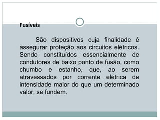 FÍSICA, 3ª Série do Ensino Médio
Associação de Resistores
Fusíveis
São  dispositivos  cuja  finalidade  é 
assegurar proteção aos circuitos elétricos. 
Sendo  constituídos  essencialmente  de 
condutores de baixo ponto de fusão, como 
chumbo  e  estanho,  que,  ao  serem 
atravessados  por  corrente  elétrica  de 
intensidade maior do que um determinado 
valor, se fundem. 
 
