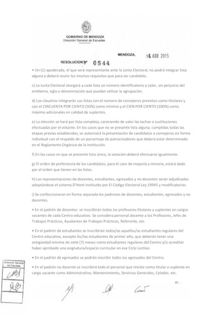 • Un (1) apoderado, el que será representante ante la Junta Electoral, no podrá integrar lista
alguna y deberá reunir los mismos requisitos que para ser candidato.
c) La Junta Electoral otorgará a cada lista un número identificatorio y color, sin perjuicio del
emblema, sigla o denominación que puedan utilizar la agrupación.
d) Los claustros integrarán sus listas con el número de consejeros previstos como titulares y
con el CINCUENTA POR CIENTO (50%) como mínimo y el CIEN POR CIENTO (100%) como
máximo adicionales en calidad de suplentes.
e) La elección se hará por lista completa, careciendo de valor las tachas o sustituciones
efectuadas por el votante. En los casos que no se presente lista alguna, cumplidas todas las
etapas previas establecidas, se autorizará la presentación de candidatos a consejeros en forma
individual con el respaldo de un porcentaje de patrocinadores que deberá estar determinado
en el Reglamento Orgánico de la Institución.
f) En los casos en que se presente lista única, la votación deberá efectuarse igualmente.
g) El orden de preferencia de los candidatos, para el caso de mayoría y minoría, estará dado
por el orden que tienen en las listas.
h) Las representaciones de docentes, estudiantes, egresados y no docentes serán adjudicadas
adoptándose el sistema D’Hont instituido por El Código Electoral Ley 19945 y modificatorias.
i) Se confeccionaran en forma separada los padrones de docentes, estudiantes, egresados y no
docentes.
• En el padrón de docentes se inscribirán todos los profesores titulares y suplentes en cargos
vacantes de cada Centro educativo. Se considera personal docente a los Profesores, Jefes de
Trabajos Prácticos, Ayudantes de Trabajos Prácticos, Referente, etc.
• En el padrón de estudiantes se inscribirán todos/as aquellos/as estudiantes regulares del
Centro educativo, excepto los/las estudiantes de primer año, que deberán tener una
antigüedad mínima de siete (7) meses como estudiantes regulares del Centro y/o acreditar
haber aprobado una asignatura/espacio curricular en ese Ciclo Lectivo.
• En el padrón de egresados se podrán inscribir todos los egresados del Centro.
• En el padrón no docente se inscribirá todo el personal que reviste como titular o suplente en
cargo vacante como Administrativo, Mantenimiento, Servicios Generales, Celador, etc.
 
