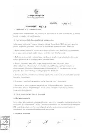 2. Decisiones de la Asamblea Escolar
Las decisiones serán tomadas por consenso de la mayoría de las y los asistentes a la Asamblea
Escolar vinculados a la gestión escolar.
3. Son funciones de la Asamblea Escolar las siguientes:
1. Aprobar y legitimar el Proyecto Educativo Integral Comunitario (PEIC) con sus respectivos
planes, programas, proyectos y recursos, de acuerdo a la política educativa del Estado.
2. Aprobar el documento de Registro del Consejo Educativo y sus normas de funcionamiento,
en un lapso no mayor de tres (03) meses a partir del inicio del año escolar.
3. Definir criterios para la revocatoria del mandato de las y los integrantes de los diferentes
Comité, partiendo de lo establecido en la presente norma.
4. Discutir, aprobar o revocar los proyectos de comunicación alternativa, salud,
socio‐productivos, infraestructura, recreación, actividad física y deportes, los cuales se
enmarcarán en el Proyecto Educativo Integral Comunitario (PEIC) y se articularán con los
proyectos de la comunidad organizada y organismos del Estado.
5. Conocer, discutir y por consenso diferir o legitimar los acuerdos de convivencia del Consejo
Educativo Comunitario.
6. Promover e impulsar la articulación con las organizaciones comunitarias
7. Garantizar el acto revocatorio previa solicitud del Consejo Educativo Comunitario,
transcurrido la mitad del período para el cual fueron electos las voceras y los voceros
integrantes de los Comité.
4. De la convocatoria y tipos de Asamblea
4.1-De la convocatoria
Para realizar la convocatoria a las Asambleas será por escrito a todas las ciudadanas y todos los
ciudadanos que conforman el Consejo Educativo Comunitario, con por lo menos setenta y dos
(72) horas de antelación, incluyendo la Agenda a tratar, acciones comunicacionales y de
compromiso que promuevan la participación protagónica.
4.2-Tipos de Asamblea
 