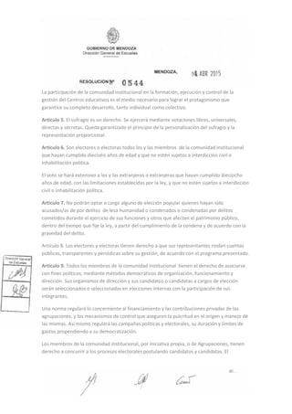 La participación de la comunidad institucional en la formación, ejecución y control de la
gestión del Centros educativos es el medio necesario para lograr el protagonismo que
garantice su completo desarrollo, tanto individual como colectivo.
Artículo 5. El sufragio es un derecho. Se ejercerá mediante votaciones libres, universales,
directas y secretas. Queda garantizado el principio de la personalización del sufragio y la
representación proporcional.
Artículo 6. Son electores o electoras todos los y las miembros de la comunidad institucional
que hayan cumplido dieciséis años de edad y que no estén sujetos a interdicción civil o
inhabilitación política.
El voto se hará extensivo a los y las extranjeros o extranjeras que hayan cumplido dieciocho
años de edad, con las limitaciones establecidas por la ley, y que no estén sujetos a interdicción
civil o inhabilitación política.
Artículo 7. No podrán optar a cargo alguno de elección popular quienes hayan sido
acusados/as de por delitos de lesa humanidad o condenados o condenadas por delitos
cometidos durante el ejercicio de sus funciones y otros que afecten el patrimonio público,
dentro del tiempo que fije la ley, a partir del cumplimiento de la condena y de acuerdo con la
gravedad del delito.
Artículo 8. Los electores y electoras tienen derecho a que sus representantes rindan cuentas
públicas, transparentes y periódicas sobre su gestión, de acuerdo con el programa presentado.
Artículo 9. Todos los miembros de la comunidad institucional tienen el derecho de asociarse
con fines políticos, mediante métodos democráticos de organización, funcionamiento y
dirección. Sus organismos de dirección y sus candidatos o candidatas a cargos de elección
serán seleccionados o seleccionadas en elecciones internas con la participación de sus
integrantes.
Una norma regulará lo concerniente al financiamiento y las contribuciones privadas de las
agrupaciones, y los mecanismos de control que aseguren la pulcritud en el origen y manejo de
las mismas. Así mismo regulará las campañas políticas y electorales, su duración y límites de
gastos propendiendo a su democratización.
Los miembros de la comunidad institucional, por iniciativa propia, o de Agrupaciones, tienen
derecho a concurrir a los procesos electorales postulando candidatos y candidatas. El
 