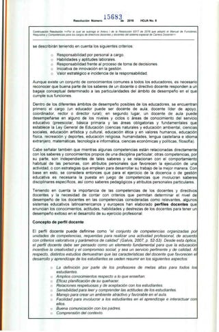 Resolución Número
1 5683
de 2016 HOJA No. 8
Continuación Resolución «Por la cual se subroga el Anexo 1 de la Resolución 9317 de 2016 que adoptó el Manual de Funciones,
Requisitos y Competencias para los cargos de directivos docentes y docentes del sistema especial de Carrera Docente»
se describirán teniendo en cuenta los siguientes criterios:
O Responsabilidad por personal a cargo.
O Habilidades y aptitudes laborales.
O Responsabilidad frente al proceso de toma de decisiones.
o Iniciativa de innovación en la gestión.
o Valor estratégico e incidencia de la responsabilidad.
Aunque existe un conjunto de conocimientos comunes a todos los educadores, es necesario
reconocer que buena parte de los saberes de un docente o directivo docente responden a un
bagaje conceptual determinado a las particularidades del ámbito de desempeño en el que
cumple sus funciones.
Dentro de los diferentes ámbitos de desempeño posibles de los educadores, se encuentran
primero el cargo (un educador puede ser docente de aula, docente líder de apoyo,
coordinador, rector o director rural); en segundo lugar, un docente de aula puede
desempeñarse en alguno de los niveles y ciclos o áreas de conocimiento del servicio
educativo (preescolar, básica primaria y las áreas obligatorias y fundamentales que
establece la Ley General de Educación (ciencias naturales y educación ambiental, ciencias
sociales, educación artística y cultural, educación ética y en valores humanos, educación
física, recreación y deportes, educación religiosa, humanidades, lengua castellana e idioma
extranjero, matemáticas, tecnología e informática, ciencias económicas y políticas, filosofía).
Cabe señalar también que mientras algunas competencias están relacionadas directamente
con los saberes y conocimientos propios de una disciplina particular; otras competencias, por
su parte, son independientes de tales saberes y se relacionan con el comportamiento
habitual de las personas, con atributos personales que favorecen la ejecución de una
actividad, o con estrategias que emplean para desarrollar su trabajo de la mejor manera. Con
base en esto, se considera entonces que para el ejercicio de la docencia o de gestión
educativa es necesaria la puesta en juego de competencias que involucran saberes
disciplinares específicos, así como saberes pedagógicos y atributos personales particulares.
Teniendo en cuenta la importancia de las competencias de los docentes y directivos
docentes y la necesidad de contar con criterios que permitan determinar el nivel de
desempeño de los docentes en las competencias consideradas como relevantes, algunos
sistemas educativos latinoamericanos y europeos han elaborado perfiles docentes que
enuncian los conocimientos, actitudes, habilidades y destrezas de los docentes para tener un
desempeño exitoso en el desarrollo de su ejercicio profesional.
Concepto de perfil docente
El perfil docente puede definirse como "el conjunto de competencias organizadas por
unidades de competencias, requeridas para realizar una actividad profesional, de acuerdo
con criterios valorativos y parámetros de calidad" (Galvis, 2007, p. 52-53). Desde esta óptica,
el perfil docente debe ser pensado como un elemento fundamental para que la educación
incentive la creatividad y el compromiso social, y sea un servicio pertinente y de calidad. Al
respecto, distintos estudios demuestran que las características del docente que favorecen el
desarrollo y aprendizaje de los estudiantes se ueden resumir en los siguientes aspectos:
o La definición por parte de los profesores de metas altas para todos los
estudiantes.
o Amplios conocimientos respecto a lo que enseñan.
O Eficaz planificación de su quehacer.
o Relaciones respetuosas y de aceptación con los estudiantes.
o Sensibilidad para leer y comprender las actitudes de los estudiantes.
o Manejo para crear un ambiente atractivo y favorable en el aula.
o Facilidad para involucrar a los estudiantes en el aprendizaje e interactuar con
ellos.
o Buena comunicación con los padres.
o Comprensión del contexto.
 