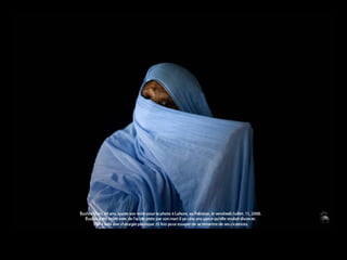 Bushra Shart, 39 anos, ajusta o véu para se deixar fotografar em Lehore, no Paquistão,  6ªfeira, 11 Julho 2008. Há 5 anos o marido queimou-a com ácido por ela querer o divórcio. Foi submetida a 25 cirurgias para tentar remover as cicatrizes. 