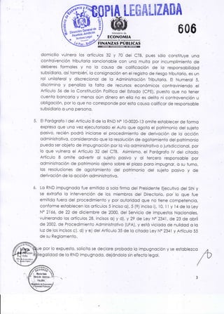 frffi4&flA
606
5.
ó.
Pla l.ffiffi
wECONOMIA
domicilio vulnero los ortícuios 32 y 70 del CTB, pues sólo constituye uno
conlrcvención iributorio soncionoble con uno mullo por incumplimiento de
deberes formoles y no lo couso de colificoción de lo responsobilidod
subsidicrio, osí tcmbién', lo consignoción en el registro de riesgo tributorio, es un
rol uniloterol y discrecionol de lo Administrcción Tributorio. El Numerol 5,
discrimino y penolizo lo folto de iecursos económicos controviniendo el
Ariículo 5ó de lo Consiiiución Políiico del Estodo (CpEl, puesio que no iener
cuento bonccrio y menos oún dinero en ello no es deliio ni controvención u.
obligoción, por lo que no corresponde por esio couso colificor de responsoble
subsidiorio o uno persono.
El Porógrofo I del Artícufo 8 de lo RND No lO-OO2O-13 omiie estoblecer de formo
expreso que uno vez ejeculoriodo el Auto que ogolo el potiimonio del sujeto
posivo, recién podró iniciorse el procedimienio de derivoción de lo occión
ooministrctivo, co.siderondo que lo resolución de ogotomienro del potrimonio
puedo ser objeto de impugnoción por lo vío cdministrotivo o jurisdiccionol, por
lo que vulnero el ,Artículo 32 del CTB. Asimismo, ei porógrofo.lV del citodo
Ariículo 8 omite odvertir ol sujeto posivo y ol tercero responsoble por
odministroción de potrimonio ojeho sobre el plozo poro impugnor, o su turno,
los resoluciones de ogotcimiento dei poirimonio del sujeio posivo y de
derivoción de lo occión odministroiivo.
Lo RND impugnodo fue emitido o soio firmo del presidente Ejecuiivo del SIN y
se exiroño lo intervención de los miembros del Direclorio, por lo que fue
emitidc fuero del procedimienfo y por outoridod que no tiene compelencio,
conforme estoblecen los ortículos 5 inciso o), 5 (9) inciso i), 10, I I y l4 de lo Ley
N" 2lóó, de 22 de diciembre de 2000, del Servicio de lmpueslos Nocionoles,
vuinerondo los ortículos 28, incisos o) y d), y 29 de Ley N. 2341, de 23 de obrii
de 2002, de Procedimienlo Administrotivo (LPAJ, y estó viciodo de nulidod o lo
luz de los incisos c), d) y e) del Ártícuto 35 de lo citodo Ley N.2341 y Artículo 55
de su Reglomento.
por lo expuesto, solicifa,se deciore probodo lo impugnoción y se es.loblezco
egoiidod de lo RN D impugnodo, dejóndolo sin efecló legol.
,A)
1..¿i,lli'q)
rr fllarir ü!¿s
Vera de Ayo.
.J. voBo..
 