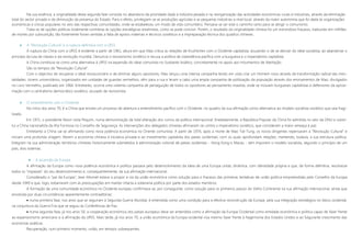 Na sua essência, a originalidade desta segunda fase consistia no abandono da prioridade dada à indústria pesada e na reorganização das actividades económicas rurais e industriais, através da eliminação
total do sector privado e da diminuição da presença do Estado. Para o efeito, privilegiam-se as produções agrícolas e as pequenas indústrias a nível local, através da maior autonomia que foi dada às organizações
económicas e cívicas populares no seio das respectivas comunidades, onde se estabeleceu um modo de vida comunitário. Pensava-se ser este o caminho certo para se atingir o comunismo.
Trata-se de opções políticas totalmente contrárias às opções estratégicas estalinistas, como se pode concluir. Porém, o resultado da originalidade chinesa foi um estrondoso fracasso, traduzido em milhões
de mortes por subnutrição, tão fortemente foram sentidas a falta de apoios materiais e técnicos soviéticos e a impreparação técnica dos quadros chineses.
 A “Revolução Cultural” e a ruptura definitiva com a URSS
A ruptura da China com a URSS é evidente a partir de 1961, altura em que Mao critica as relações de Kruchtchev com o Ocidente capitalista, acusando-o de se desviar do ideal socialista, ao abandonar o
princípio da luta de classes e da revolução mundial. Denuncia o revisionismo soviético e recusa a política de coexistência pacífica com a burguesia e o imperialismo capitalista.
A China constituía-se como uma alternativa à URSS na expansão do ideal comunista no Sudoeste Asiático, concretamente no apoio aos movimentos de libertação.
São os tempos da "Revolução Cultural".
Com o objectivo de recuperar o ideal revolucionário e de eliminar alguns opositores, Mao lançou uma intensa campanha tendo em vista criar um Homem novo através da transformação radical das men-
talidades. Jovens universitários, organizados em unidades de guardas vermelhos, vêm para a rua e levam a cabo uma ampla campanha de politização da população através dos ensinamentos de Mao, divulgados
no Livro Vermelho, publicado em 1964. Entretanto, ocorria uma violenta campanha de perseguição de todos os opositores ao pensamento maoísta, onde se incluíam burgueses capitalistas e defensores da aproxi-
mação com o centralismo democrático soviético, acusado de revisionista.
 O entendimento com o Ocidente
No início dos anos 70, é a China que enceta um processo de abertura a entendimento pacífico com o Ocidente, no quadro da sua afirmação como alternativa ao modelo socialista soviético que saía fragi-
lizado.
Em 1971, o presidente Nixon visita Pequim, numa demonstração de total alteração dos rumos da política internacional. Imediatamente, a República Popular da China foi admitida no seio da ONU e substi-
tui a China nacionalista da ilha Formosa no Conselho de Segurança. As intervenções dos delegados chineses afirmaram-se contra o imperialismo soviético, que consideram a maior ameaça à paz.
Entretanto a China vai-se afirmando como nova potência económica no Oriente comunista. A partir de 1976, após a morte de Mao Tsé-Tung, os novos dirigentes repensaram a "Revolução Cultural" e
iniciam uma profunda viragem. Abrem a economia chinesa à iniciativa privada e ao investimento capitalista dos países ocidentais, com os quais aprofundam relações, mantendo, todavia, a sua estrutura política.
Integram na sua administração territórios chineses historicamente submetidos à administração colonial de países ocidentais - Hong Kong e Macau - sem imporem o modelo socialista, segundo o princípio de um
país, dois sistemas.
 A ascensão da Europa
A afirmação da Europa como nova potência económica e política passava pelo desenvolvimento da ideia de uma Europa unida, dinâmica, com identidade própria e que, de forma definitiva, resolvesse
todos os "impasses" do seu desenvolvimento e, consequentemente, da sua afirmação internacional.
Considerado o "pai da Europa", Jean Monnet estava a propor a via da união económica como solução para o fracasso das primeiras tentativas de união política empreendidas pelo Conselho da Europa
desde 1949 e que, logo, esbarraram com as preocupações em manter intacta a soberania política por parte dos estados membros.
A formação de uma comunidade económica no Ocidente europeu confirmava-se, por conseguinte, como solução para os primeiros passos do Velho Continente na sua afirmação internacional, ainda que
envolvida por duas circunstâncias aparentemente contraditórias:
 numa primeira fase, nos anos que se seguiram à Segunda Guerra Mundial, é entendida como uma condição para a efectiva reconstrução da Europa, pela sua integração estratégica no bloco ocidental,
na conjuntura da Guerra Fria que se seguiu às Conferências de Paz;
 numa segunda fase, já nos anos 50, a cooperação económica dos países europeus deve ser entendida como a afirmação da Europa Ocidental como entidade económica e política capaz de fazer frente
ao expansionismo americano e à afirmação da URSS. Mais tarde, já nos anos 70, a união económica da Europa ocidental visa mesmo fazer frente à hegemonia dos Estados Unidos e ao fulgurante crescimento das
economias asiáticas.
Recuperação, num primeiro momento, união, em tempos subsequentes.
 