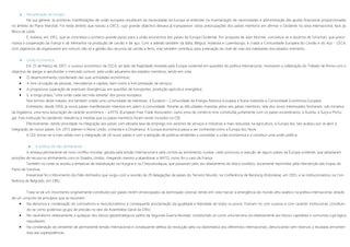  Recuperação da Europa
Na sua génese, as primeiras manifestações de união europeia resultaram da necessidade da Europa se entender na inventariação de necessidades e administração das ajudas financeiras proporcionadas
no âmbito do Plano Marshall. Foi neste âmbito que nasceu a OECE, cujo grande objectivo deixava já transparecer claras preocupações dos países membros em afirmar o Ocidente na cena internacional, face ao
Bloco de Leste.
É, todavia, em 1951, que se concretiza o primeiro grande passo para a união económica dos países da Europa Ocidental. Por proposta de Jean Monnet, concretiza-se a doutrina de Schuman, que preco-
nizava a cooperação da França e da Alemanha na produção de carvão e de aço. Com a adesão também da Itália, Bélgica, Holanda e Luxemburgo, é criada a Comunidade Europeia do Carvão e do Aço - CECA,
com objectivos de organizarem em comum não só a gestão dos recursos de carvão e ferro, mas também contribuir para a elevação do nível de vida dos habitantes dos estados-membros.
 União Económica
Em 25 de Março de 1957, o sucesso económico da CECA, ao lado da fragilidade revelada pela Europa ocidental em questões de política internacional, motivaram a celebração do Tratado de Roma com o
objectivo de alargar e aprofundar o mercado comum, pela união aduaneira dos estados-membros, tendo em vista:
 O desenvolvimento coordenado das suas actividades económicas;
 A livre circulação de pessoas, mercadorias e capitais, bem como a livre prestação de serviços;
 A progressiva superação de eventuais divergências em questões de transportes, produção agrícola e energética;
 E, a longo prazo, “uma união cada vez mais estreita” dos povos europeus.
Nos termos deste tratado, era também criada uma comunidade de interesses, a Euratom – Comunidade da Energia Atómica Europeia e ficava instituída a Comunidade Económica Europeia.
Entretanto, desde 1959, já novos países manifestavam interesse em aderir à comunidade. Perante as dificuldades impostas pelos seis países membros, sete dos novos interessados formaram, sob iniciativa
da Inglaterra, uma nova associação de carácter económico – a EFTA (European Free Trade Association, outra zona de comércio livre constituída juntamente com os países escandinavos, a Áustria, a Suíça e Portu-
gal. Esta instituição foi perdendo relevância à medida que os países membros foram sendo incluídos na CEE.
Efectivamente, dando prioridade na integração aos países com elevada taxa de emprego nos sectores de serviços e indústrias e mais reduzidas na agricultura, a Europa dos Seis acabou por se abrir à
integração de novos países. Em 1973 aderem o Reino Unido, a Irlanda e a Dinamarca. A Europa económica passa a ser conhecida como a Europa dos Nove.
A CEE tornar-se-á mais sólida com a integração de 18 novos países e com a adopção de políticas tendentes a consolidar a união económica e a constituir uma união política.
 A política de não alinhamento
A ameaça permanente de novo conflito mundial, gerada pela tensão internacional e pela corrida ao armamento nuclear, cedo provocou a reacção de alguns países da Europa ocidental, que adoptaram
posições de recusa no alinhamento com os Estados Unidos, chegando mesmo a abandonar a NATO, como foi o caso da França.
Também no Leste se assistiu a tentativas de liberalização na Hungria e na Checoslováquia, que passavam pelo seu afastamento do bloco soviético, duramente reprimidas pela intervenção das tropas do
Pacto de Varsóvia.
Irreversível foi o Movimento dos Não Alinhados que surgiu com a reunião de 29 delegações de países do Terceiro Mundo, na Conferência de Bandung (Indonésia), em 1955, e se institucionalizou na Con-
ferência de Belgrado, em 1961.
Trata-se de um movimento originalmente constituído por países recém-emancipados da dominação colonial, tendo em vista marcar a emergência do mundo afro-asiático na política internacional, através
de um conjunto de princípios que se resumem:
 Na denúncia e condenação do colonialismo e neocolonialismo e consequente proclamação da igualdade e liberdade de todos os povos. Fizeram-no com sucesso e com carácter institucional, constituin-
do-se como poderoso grupo de pressão no seio da Assembleia-Geral da ONU;
 No neutralismo relativamente a qualquer dos blocos geoestratégicos saídos da Segunda Guerra Mundial, constituindo-se como uma terceira via relativamente aos blocos capitalista e comunista cuja lógica
repudiaram;
 Na condenação do ambiente de permanente tensão internacional e consequente defesa da resolução pela via diplomática dos diferendos internacionais, denunciando sem reservas a escalada armamen-
tista das superpotências.
 
