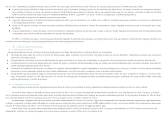 Nos anos 70, a problemática do subdesenvolvimento passou também a ser preocupação do Movimento dos Não Alinhados. Aos princípios saídos das primeiras conferências juntam, então:
 A denúncia da injustiça verificada na ordem económica internacional, cujo funcionamento privilegia os países ricos em detrimento dos países pobres. Em meados da década, em consequência da desor-
dem verificada no sistema monetário internacional, os países do Terceiro Mundo não produtores de petróleo vêem a sua situação financeira agravar-se e passam a reivindicar a criação de uma Nova
Ordem Económica Internacional (NOEI) baseada no tratamento preferencial, de forma a superarem o seu atraso e criarem as condições para uma efectiva independência.
Não foi fácil a manutenção do estatuto de não alinhado por parte dos novos países:
 Alguns dos países presentes na Conferência de Bandung evidenciavam claros sinais de “alinhamento” com os EUA e com a URSS, em consequência dos apoios recebidos nos processos de independência
e de reorganização económica e política;
 Outros, se não estavam “alinhados” ao tempo da primeira conferência, facilmente tiveram de aceitar a influência das superpotências, dada a fragilidade económica em que se encontravam após a inde-
pendência;
 Uma vez independentes, a maioria dos países, viram-se envolvidos em complicados processos de luta pelo poder, levados a cabo por facções ideologicamente alinhadas, que foram aproveitados pelas
superpotências para intervirem política e militarmente com soluções neocolonialistas.
Em 1973, na Conferência de Argel, o movimento parece claramente fragilizado. A política de blocos prevalecia e as divisões internas eram mais que evidentes. Os particularismos regionais impunham-se a
uma linha comum de intervenção e muitos dos países membros já viviam novas situações de tensão entre si.
 A segunda vaga de descolonizações
 Condicionalismos favoráveis
Na segunda metade dos anos 50, o processo de descolonização ganha novo fôlego, particularmente no continente africano, em consequência:
 Da reunião dos países saídos do primeiro movimento de descolonização, agora constituídos como movimento de pressão em apoio da causa da liberdade e independência dos povos que continuavam
submetidos à dominação colonial;
 Da organização de movimentos de descolonização liderados por figuras carismáticas e cuja acção, pela via diplomática ou de guerrilha, torna inconsequente as reacções das potências administrantes;
 Do desenvolvimento de sentimentos de pan-africanismo, através dos quais os movimentos de descolonização ganham um carácter mais internacionalista quer pelo crescimento dos apoios, quer pelas for-
mas de organização adoptadas pelos líderes africanos;
 Da realização de conferências interafricanas, cujo objetivo era credibilizar internacionalmente a luta pela independência e encontrar estratégias comuns de acção, no âmbito da constituição de comunidades
económicas ou mesmo federações políticas dos novos estados independentes, como forma de melhor conseguirem resistir às tentativas neocolonialistas;
 A acção da ONU que, sob pressão da conjuntura internacional favorável aos movimentos independentistas, desde 1952 vinha proclamando o direito dos povos a disporem de si próprios, numa clara conde-
nação da dominação colonial. Em 1960, pela resolução 1514, confirma a sua posição pela consagração do direito à autodeterminação dos povos e condenação das acções armadas levadas a cabo pelas
potências administrantes, no sentido de a impedir.
 A independência dos povos africanos
Nesta conjuntura, ao longo dos anos 60, praticamente toda a África, de norte a sul do continente, se tornou independente, mediante processos envolvidos em maior ou menor violência.
No Norte de África, depois da libertação da Líbia da tutela da ONU, em 1951, e de um processo de independência relativamente ao pacífico da Tunísia e de Marrocos, em 1956, a França viu-se a braços
com o complicado processo de independência da Argélia, devido à resistência levantada pela comunidade franco-argelina, que recusava a autoridade muçulmana. No final da guerra da Argélia, em 1961, a França
inicia a descolonização de mais de 15 subsarianos, procurando evitar que situações como a da Argélia se voltassem a verificar.
Na África Negra, a Inglaterra cedeu de forma pacífica às pressões independentistas da Costa do Ouro, em 1957. Seguir-se-ia a independência de mais sete possessões, registando-se complicações apenas
no Quénia e, mais tarde, na Nigéria, dada a dificuldade em conciliar interesses políticos de etnias rivais e muito fortes. Em 1960, a Bélgica liberta o Congo, num processo também muito complicado que passou pelo
massacre de muitos europeus. Em 1962, é a vez do Ruanda e do Burundi erguerem a sua bandeira nacional, na região dos grandes lagos.
Apesar de em muitos dos países recém-independentes terem deflagrado violentos conflitos que acabaram por pôr em causa os processos independentistas, em 1970 só existiam como territórios não
independentes a Namíbia e as colónias portuguesas e as minorias brancas só estavam no poder na África do Sul e na Rodésia do Sul.
 