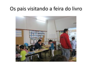 Os pais visitando a feira do livro
 