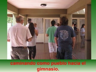 caminando como pueblo hacia el
gimnasio.

 