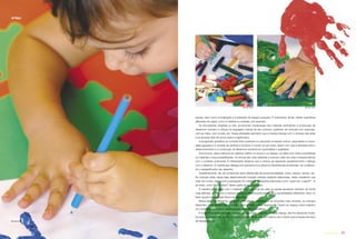 paciais, bem como a localização e a utilização do espaço proposto. É importante, ainda, ofertar superfícies
diferentes do papel, como a madeira ou paredes, por exemplo.
As brincadeiras, dirigidas ou não, envolvendo manipulação dos materiais pertinentes à construção de
desenhos colocam a criança na linguagem natural de seu universo, podendo ser pinturas com esponjas,
com as mãos, com os pés, etc. Essas atividades permitem que a criança interaja com o universo das artes
e se aproprie dele de forma lúdica e signiﬁcativa.
A progressão gradativa do controle físico-postural e a crescente conquista motora, associadas à curiosi-
dade aguçada e à vontade de explorar e dominar o mundo ao seu redor, fazem com que a atividade ante o
desenvolvimento e a construção de desenhos aumente em quantidade e qualidade.
Aos poucos, essa criança já se organiza melhor no tempo e no espaço, já utiliza com maior propriedade
os materiais e suas possibilidades. As formas são mais deﬁnidas e buscam cada vez mais correspondência
com o contexto vivenciado. É interessante observar que a criança vai regulando paulatinamente o diálogo
com o desenho. À medida que dialoga com parceiros e/ou absorve interferências ambientais, vai modiﬁcan-
do e ressigniﬁcando seu desenho.
Gradativamente, ela vai construindo seus referenciais de proporcionalidade, cores, espaço, tempo, etc.
As crianças estão nessa fase desenvolvendo funções mentais bastante elaboradas, estão ampliando sua
visão de mundo, bem como a percepção do cotidiano, e questões relevantes como “quem fez o papel?”, “e
as tintas, como foram feitas?” fazem parte de seu repertório.
A maneira de interagir com o material e a preferência por este ou aquele aparecem também de forma
mais deﬁnida, até mesmo a mistura das cores mostra particularidades e sensibilidades diferentes, tanto no
fazer quanto no resultado ﬁnal e na apreciação.
Nessa fase, os desenhos carregam uma relação estreita com as emoções mais sinceras, as crianças
desenham seus desejos, seus sonhos, seus amores e seus desamores. Fazem do espaço lúdico-plástico
um construir e reconstruir da imaginação e da memória afetiva.
É muito importante respeitar o tempo e o repertório particular de cada criança, não lhe ofertando mode-
los preconcebidos pelo adulto, ao contrário, permitindo que ela mesma crie e recrie suas próprias técnicas
de representação.
artigo
Eraldo Péres
Eraldo PéresEraldo Péres
revista criança 27
 