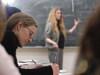 VERBOS FAMILIARES
Completen con el tiempo presente.
• Yo (leer)__________ en ingles.
• Elena (escribir)_________ español.
• Marcos y Adám (comprender)_________
  español.
• Nosotros (ver)__________ la televisión.
• Tú (hablar)_________ inglés.
 