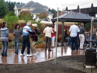 VERBOS FAMILIARES
Completen con el tiempo presente.
• Las chavas (ver)_________ television.
• Mi familia (comer)_________ enchiladas.
• Yo (leer)________ un libro.
• Los chicos (beber)_________ los refrescos.
• Ustedes (aprender)___________ espanol.
 