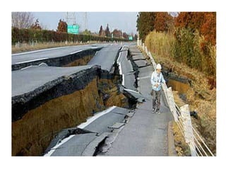 JapãoO Anel de Fogo do Pacífico, assim designado devido à concentração de aparelhos vulcânicos ativos nesta faixa que contornam parcialmente o oceano Pacífico, é também caracterizado por intensa sismicidade. Na maior parte, esta sismicidade está associada às fossas abissais (representadas a azul), isto é, às zonas de subducção. Estas têm como expressão morfológica superficial não só as fossas, mas também os arcos vulcânicos paralelos a essas fossas, localizados nas placas subductantes. Por essa razão, embora não estejam assinalados no mapa, os arcos vulcânicos localizam-se sempre junto às fossas, mas do lado do continente