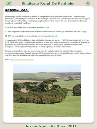 CULTIVO EM ALÉIAS  O cultivo em aléias (alleycropping) é uma técnica muito útil para melhorar os solos pobres, que oferece forragem para os animais e protege o solo contra as chuvas fortes.O cultivo em aléias é uma forma simples de combinar árvores e culturas. São plantadas fileiras de árvores adequadas com uma distância de 5 metros entre as fileiras, geralmente semeando-se o solo diretamente no início da estação das chuvas. Entre as fileiras de árvores, as culturas ou hortaliças são plantadas como de costume. Em solos em declive, as fileiras são plantadas ao longo das curvas de nível – atravessando o declive. O cultivo em aléias também pode oferecer alguma proteção durante chuvas irregulares, pois as fileiras de árvores ajudam a segurar a chuva no solo. As sementes das árvores são plantadas próximas uma das outras, de maneira que as árvores jovens formem uma cerca viva. Se possível, tente misturar várias espécies diferentes para formar a cerca viva. Quando as árvores chegam à altura do ombro (1–2 metros de altura), elas são cortadas, deixando-se apenas 20–30 cm de altura. As folhas podem ser deixadas no solo, para se decomporem e proporcionarem nutrientes ao solo. Ou podem ser coletadas e usadas como forragem para os animais. Os tocos remanescentes rapidamente crescem de volta, e o corte pode ser repetido por muitos anos. Fonte:ttp://tilz.tearfund.org/Portugues/Passo+a+Passo+61-70/Passo+a+Passo+70/Cultivo+em+al%C3%A9ias.htm Fonte da foto: http://www.google.com.br/search?um=1&hl=pt-BR&biw=1024&bih=647&tbm=isch&sa=1&q=Cultivo+em+aléias&aq=f&aqi=&aql=&oq=