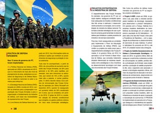 POLÍTICA DE DEFESA
EFICIENTE
Nos 13 anos de governo do PT,
foram implantadas:
a Política Nacional de Defesa (PDN),
aprovada em 2005 e atualizada em 2012,
que é o instrumento de mais alto nível de
planejamento da área, estabelece os con-
ceitos de Segurança e de Defesa Nacio-
nal, os objetivos nacionais no setor e os
meios para atingi-los;
a Estratégia Nacional de Defesa (END),
lançada em 2008 e revista em 2012, con-
tém as diretrizes para a preparação e ca-
pacitação das Forças Armadas e para a
organização e fortalecimento da indústria
de defesa, com base nas necessidades
de equipamentos das Forças;
o Livro Branco de Defesa Nacional, lan-
çado em 2012, traz informações sobre as
políticas e ações que norteiam os proce-
dimentos de segurança e proteção à nos-
sa soberania.
Tudo isso foi acompanhado, a partir de
2004, de uma política de aumento real do
soldo das Forças Armadas, de 33% para
generais e de 50% para capitães, por
exemplo. Isso sem mencionar os adicio-
nais, que variam de 13% a 28%, quanto
mais alta a patente, e outras gratifica-
ções. O último decreto dessa nova polí-
tica de remuneração das Forças Arma-
das foi assinado por Dilma Rousseff em
dezembro 2015, quando foi assegurado
um aumento médio de 30% escalonado
em 3 anos, que se completou em janei-
ro de 2019. O golpe de 2016 e a poste-
rior adoção da emenda constitucional
que congelou os gastos públicos colocou
em risco essa construção estratégica.
PROJETOS ESTRATÉGICOS
E A INDÚSTRIA DE DEFESA
O reaparelhamento das Forças Armadas
foi orientado, nos governos do PT, por um
duplo objetivo: assegurar condições opera-
tivas adequadas às funções constitucionais
das três armas e estimular o desenvolvi-
mento produtivo e a inovação, com a conso-
lidação da indústria de defesa nacional. Foi
tomada a decisão estratégica de usar a polí-
tica de compras governamentais na área de
defesa para fortalecer a cadeia produtiva da
indústria e de serviços associados.
Para isso, foram asseguradas as condições
para implementar o Plano de Articulação
e Equipamento de Defesa (PAED), que
contém os projetos de médio prazo para o
reaparelhamento estratégico das ForçasAr-
madas. E no governo Dilma, em 2012, foi
aprovada a Lei de Fomento à Base Indus-
trial de Defesa, que concedeu tratamento
tributário diferenciado às indústrias classifi-
cadas como estratégicas e criou incentivos
ao desenvolvimento tecnológico com base
nas encomendas das Forças Armadas.
São frutos da política de defesa imple-
mentada nos governos do PT os seguin-
tes projetos estratégicos:
Projeto H-XBR, criado em 2008, no go-
verno Lula, para dotar a indústria aeroes-
pacial brasileira da tecnologia necessária
para desenvolver e produzir helicópteros.
Em parceria com a França, Helibrás foi a
empresa brasileira destinatária da trans-
ferência da tecnologia em um projeto que
previa a aquisição de 50 helicópteros – 16
para cada uma das três Forças e dois para
a Presidência da República –, com a capa-
citação de profissionais no desenvolvimento
de aeronaves de asas rotativas. O primei-
ro helicóptero foi concluído em 2014 e, até
2019, 34 unidades haviam sido entregues.
Projeto do Satélite Geoestacionário de
Defesa e Comunicação Estratégica, ini-
ciado em 2012, no governo Dilma. Além de
assegurar a autonomia e soberania na área
de comunicações via satélite, perdida des-
de a privatização da Embratel, esse projeto
permitiu a produção do satélite propriamen-
te dito, todo o segmento solo associado, e
acesso a tecnologias espaciais críticas, por
meio de programas de absorção e de trans-
ferência de conhecimento, desenvolvido em
uma parceria entre Embraer e Telebras;
Programa de Desenvolvimento de Sub-
marinos (PROSUB), criado em 2008, no
governo Lula. Previa a construção de quatro
submarinos convencionais, a elaboração do
projeto e construção do primeiro submarino
com propulsão nuclear brasileiro, além da
infraestrutura industrial de apoio à operação
e manutenção de submarinos. O PROSUB
foi implementado em parceria com a França,
que assegurou a transferência de capacita-
ção tecnológica para o Brasil. O primeiro dos
FOTO:
DIVULGAÇÃO
FAB
158 159
 