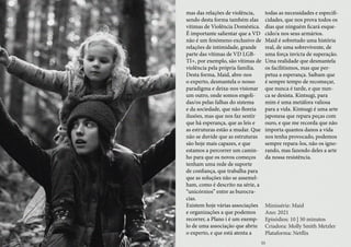 mas das relações de violência,
sendo desta forma também elas
vítimas de Violência Doméstica.
É importante salientar que a VD
não é um fenómeno exclusivo de
relações de intimidade, grande
parte das vítimas de VD LGB-
TI+, por exemplo, são vítimas de
violência pela própria família.
Desta forma, Maid, abre-nos
o experto, desmantela o nosso
paradigma e deixa-nos visionar
um outro, onde somos engoli-
das/os pelas falhas do sistema
e da sociedade, que não floreia
ilusões, mas que nos faz sentir
que há esperança, que as leis e
as estruturas estão a mudar. Que
não se duvide que as estruturas
são hoje mais capazes, e que
estamos a percorrer um camin-
ho para que os novos começos
tenham uma rede de suporte
de confiança, que trabalha para
que as soluções não se assemel-
ham, como é descrito na série, a
“unicórnios” entre as burocra-
cias.
Existem hoje várias associações
e organizações a que podemos
recorrer, a Plano i é um exemp-
lo de uma associação que abriu
o experto, e que está atenta a
todas as necessidades e especifi-
cidades, que nos prova todos os
dias que ninguém ficará esque-
cido/a nos seus armários.
Maid é sobretudo uma história
real, de uma sobrevivente, de
uma força invicta de superação.
Uma realidade que desmantela
os facilitismos, mas que per-
petua a esperança. Saibam que
é sempre tempo de recomeçar,
que nunca é tarde, e que nun-
ca se desista. Kintsugi, para
mim é uma metáfora valiosa
para a vida. Kintsugi é uma arte
japonesa que repara peças com
ouro, e que me recorda que não
importa quantos danos a vida
nos tenha provocado, podemos
sempre repara-los, não os igno-
rando, mas fazendo deles a arte
da nossa resistência.
Minissérie: Maid
Ano: 2021
Episódios: 10 | 50 minutos
Criadora: Molly Smith Metzler
Plataforma: Netflix
55
 