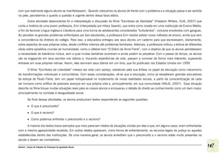 com que realmente alguns alunos se manifestassem. Quando colocamos os alunos de frente com o problema e a situação passa a ser sentida
na pele, percebemos o quanto a questão é urgente dentro dessa faixa etária.
       Outra atividade desenvolvida foi a interpretação e discussão do filme “Escritores da liberdade” (Freedom Writers, EUA, 2007) que
conta a história de uma jovem professora, Erin (interpretada por Hilary Swank), que entra como novata em uma instituição de Ensino Médio,
a fim de lecionar Língua Inglesa e Literatura para uma turma de adolescentes considerados “turbulentos”, inclusive envolvidos com gangues.
Ao perceber os grandes problemas enfrentados por tais estudantes, a professora Erin resolve adotar novos métodos de ensino, ainda que sem
a concordância da diretora do colégio. Para isso, a educadora entregou aos seus alunos um caderno para que escrevessem, diariamente,
sobre aspectos de suas próprias vidas, desde conflitos internos até problemas familiares. Ademais, a professora indicou a leitura de diferentes
obras sobre episódios cruciais da humanidade, como o célebre livro “O Diário de Anne Frank”, com o objetivo de que os alunos percebessem
a necessidade de tolerância mútua, sem a qual muitas barbáries ocorreram e ainda podem se perpetrar. Com o passar do tempo, os alunos
vão se engajando em seus escritos nos diários e, trocando experiências de vida, passam a conviver de forma mais tolerante, superando
entraves em suas próprias rotinas. Assim, eles reuniram seus diários em um livro, que foi publicado nos Estados Unidos em 1999.

       O filme “Escritores da Liberdade” merece ser visto com apreço, sobretudo pela sua ênfase no papel da educação como mecanismo
de transformações individuais e comunitárias. Com essas considerações, vê-se que a educação, como já ressaltaram grandes educadores
da estirpe de Paulo Freire, tem um papel indispensável no implemento de novas realidades sociais, a partir da conscientização de cada
ser humano como artífice de possíveis avanços em sua própria vida e, principalmente, em sua comunidade (VALIS, 2007). Essa situação
descrita no filme trouxe muitas situações reais para os nossos alunos e enriqueceu o debate do direito ao conhecimento como um bem maior,
principalmente no combate à desigualdade social.

         Ao final dessas atividades, os alunos produziram textos respondendo as seguintes questões:

         •	 O que é preconceito?

         •	 O que é racismo?

         •	 Como podemos enfrentar o preconceito e o racismo?

       A maioria dos textos trazia exemplos que mais pareciam relatos de situações vividas por eles e que, em alguns casos, eram enfrentadas
com a mesma agressividade recebida. Em outros relatos aparecem, como forma de enfrentamento, os recursos legais da justiça ou aquelas
estabelecidas dentro das instituições. De uma maneira geral, os alunos acreditam que o preconceito e o racismo estão muito presentes na
escola e devem ser combatidos.

Ashanti | Grupo de Trabalho de Promoção da Igualdade Racial                                                                                       107
 