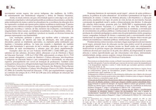 18 Artigo 19Artigo
movimentos sociais negros, dos povos indígenas, das mulheres, de LGBTs,
de enfrentamento das intolerâncias religiosas e defesa de Direitos Humanos.
	 Assim, no atual contexto, em que a diversidade aparece como algo a ser, por lei,
considerado,respeitadoevalorizadopelaspolíticasepráticaseducacionais,e,portanto,
pelas instituições de ensino e pelos/as educadores/as, a excelência da educação deve
ser repensada e avaliada não apenas pelos critérios acadêmicos tradicionais. É preciso
agregar a esses critérios os tempos e especificidades das singularidades. É preciso que
a educação reconheça e valorize, de fato, inclusive nas avaliações, a diversidade de
singularidades étnico-raciais, as múltiplas sexualidades, as religiosidades, enfim, as
diversas formas de ser, estar, significar e produzir no mundo, as diversas formas das
pessoas expressarem a sua humanidade.
	 Leis, resoluções, portarias e planos que incidem sobre a educação, por
força de produção de direitos das lutas de afirmação, têm sido propostos,
discutidos, parcial ou totalmente aprovados, ou rejeitados pelas instituições que
legislam e formulam políticas. As lutas por respeito e dignidade são também
lutas pela formulação e aprovação de leis e normas, algumas já em vigor e que
necessitam de mais investimentos e adesões para sua plena implementação.
	 Exemplos disso são as Leis Federais 10.639/2003 e 11645/2008 que, como
sabemos (se não sabemos, devemos saber), alteraram a Lei de Diretrizes e Bases
da Educação Nacional - LDB (Lei 9.394/1996), adicionando os artigos 26-A e 79-B
que tornam obrigatório o ensino de História e Cultura africanas, afro-brasileiras
e indígenas na educação básica e, por consequência e necessidade, na educação
superior, principalmente nos cursos de formação de professores. Também como
consequência dessa nova obrigatoriedade legal imposta pela LDB, foram elaboradas
as Diretrizes Curriculares Nacionais para a Educação das Relações Étnico-Raciais
e para o Ensino de História e Cultura Afro-Brasileira (Parecer 03/2004 e Resolução
01/2004, do Conselho Nacional de Educação - CNE), que regulamentam e agregam
ao conteúdo dos artigos 26-A e 79-B3
da LDB uma nova definição de educação das
relações étnico-raciais.
	
3 A Lei 10.636 adicionou à LDB os artigos 26A e 79B, com as seguintes relações:
“Art. 26-A Nos estabelecimentos de ensino fundamental e médio, oficiais e particulares, torna-se obrigatório o ensino sobre História
e Cultura Afro-Brasileira.
§ 1o O conteúdo programático a que se refere o caput deste artigo incluirá o estudo da História da África e dos Africanos, a luta dos
negros no Brasil, a cultura negra brasileira e o negro na formação da sociedade nacional, resgatando a contribuição do povo negro
nas áreas social, econômica e política pertinentes à História do Brasil.
§ 2o Os conteúdos referentes à História e Cultura Afro-Brasileira serão ministrados no âmbito de todo o currículo escolar, em espe-
cial nas áreas de Educação Artística e de Literatura e História Brasileiras.
Art. 79-B. O calendário escolar incluirá o dia 20 de novembro como ‘Dia Nacional da Consciência Negra’.”
Em 10/03/2008, com a sanção da Lei 11.645, O artigo 26-A da LDB sofreu alteração, sendo nele in-
corporado, além do ensino de História e Cultura Afro-Brasileira, a obrigatoriedade do ensino de His-
tória e Cultura indígena. O novo artigo, instituído pela Lei 11.645, passou a ter a seguinte redação:
“Art. 26-A. Nos estabelecimentos de ensino fundamental e de ensino médio, públicos e privados, torna-se obrigatório o estudo da
história e cultura afro-brasileira e indígena”.
	 Propostas históricas do movimento social negro4
, através de ações políticas e
práticas, as políticas de ações afirmativas5
de inclusão e permanência de negros em
instituições de ensino, o ensino de História africana e afro-brasileira e a educação
anti-racista, atualmente em vigor, do ponto de vista da luta do movimento, buscam
a promoção da igualdade racial e, assim, a democratização dos direitos. A educação
das relações étnico-raciais, proposta pela Lei 10639/2003 e regulamentada pelas
Diretrizes Curriculares Nacionais, é a culminância de uma luta histórica que
estabeleceu um marco legal a partir do qual outra luta se constituiu: a reivindicação
de investimentos em políticas públicas e institucionais de formação de professores e
produçãodeconteúdospedagógicos,assimcomodeações(palestras,textos,pesquisas,
cursos, campanhas, formação de fóruns e comissões) para o convencimento social e
institucional da importância de uma nova educação das relações étnico-raciais que
esbarra em resistências e omissões políticas, institucionais, religiosas e pessoais.
	 Produtodalutacontraoracismo,essemarcolegal,naperspectivadomovimento
social negro, pretende fazer da educação escolar uma prática social de promoção
de igualdade racial, pois as relações raciais no Brasil ainda são extremamente
desfavoráveis às pessoas negras que diariamente passam por constrangimentos e
violências diversas por causa da cor da pele, dos cabelos, da religiosidade de matriz
africana e outras especificidades que são relacionadas com feiura, inferioridade,
subalternidade, perigo, pessoa suspeita, crenças demoníacas e/ou tribais.
	 Segundo esse documento de Diretrizes Curriculares:
Para reeducar as relações étnico-raciais, no Brasil, é necessário fazer emergir as dores e medos
que têm sido gerados. É preciso entender que o sucesso de uns tem o preço da marginalização
e da desigualdade impostas a outros. E então decidir que sociedade queremos construir
daqui para frente. (p. 14)
A educação das relações étnico-raciais impõe aprendizagens entre brancos e negros, trocas
de conhecimentos, quebra de desconfianças, projeto conjunto para construção de uma
sociedade justa, igual, equânime. (p. 14)
Pedagogias de combate ao racismo e a discriminações elaboradas com o objetivo de educação
das relações étnico/raciais positivas têm como objetivo fortalecer entre os negros e despertar
entre os brancos a consciência negra. (p.16)
AEducaçãodasRelaçõesÉtnico-Raciaistemporobjetivoadivulgaçãoeproduçãodeconhecimentos,
bem como de atitudes, posturas e valores que eduquem cidadãos quanto à pluralidade étnico-
racial, tornando-os capazes de interagir e de negociar objetivos comuns que garantam, a todos,
respeito aos direitos legais e valorização de identidade, na busca da consolidação da democracia
brasileira. (Parágrafo 1º, Artigo 2º, da Resolução 01/2004 do CNE - Grifos nossos)
O Ensino de História e Cultura Afro-Brasileira e Africana tem por objetivo o reconhecimento
e valorização da identidade, história e cultura dos afro-brasileiros, bem como a garantia de
reconhecimento e igualdade de valorização das raízes africanas da nação brasileira, ao lado das
indígenas,europeias,asiáticas.(Parágrafo2º,Artigo2º,daResolução01/2004doCNE-Grifosnossos)
4 Para os organizadores do I Encontro Nacional de Entidades Negras, realizado em 1991 na cida-
de de São Paulo, “o Movimento Negro se define como o conjunto de entidades e grupos, de maio-
ria negra, que têm o objetivo específico de combater o racismo e/ou expressar valores culturais de ma-
trizes africanas e que não são vinculados a estruturas governamentais e partidárias” (d’Adesky, 2001).
5 Um estudo detalhado sobre políticas de ação afirmativa pode ser encontrado em Nascimento, 2012.
 