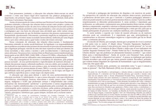 20 Artigo 21Artigo
	 Para pensarmos, portanto, a educação das relações étnico-raciais no atual
contexto e como esse marco legal deve repercutir nas práticas pedagógicas, é
importante, em primeiro lugar, tomarmos como referência a definição dada pelas
Diretrizes Curriculares Nacionais.
	 Assim,donossopontodevistaecombasenasDiretrizesCurricularesNacionais,
podemos entender a educação das relações étnico-raciais como projeto e prática de
promoção da igualdade racial e de uma nova cultura de relações raciais (não racista e
valorizadora da relação produtiva entre singularidades), como um processo político
e pedagógico que visa fazer da educação uma atividade que, entre outras coisas,
produza a compreensão de que há distintas maneiras das pessoas expressarem sua
humanidade, questionando criticamente a pretensão implícita no imaginário social
brasileiro de que vivemos numa sociedade monocultural, unificada por uma língua
única e por uma cultura para a qual todos e todas deveriam convergir.
	 Nessa concepção de educação das relações étnico-raciais, é fundamental
buscarmos entender as razões social-históricas6
da legislação e as responsabilidades
queaspolíticaseaspráticaseducacionaisdevemassumirnoprocessodetransformação
que a legislação persegue, nascida de uma das mais expressivas lutas por direitos em
nossa sociedade, a luta contra o racismo e pelo reconhecimento e valorização das
raízes africanas. Das poucas leis e normas feitas no Brasil para serem transformadoras,
fazem parte as leis 10639/2003, 11645/2008, o Parecer 03/2004 e a Resolução 01/2004
do CNE, os quais devem ser utilizados como instrumentos de transformação.
	 Uma das consequências do racismo é a tendência do abandono, pela própria
pessoa racisada7
, de seus pertencimentos e especificidades de matrizes africanas. A
relação das pessoas negras, sobretudo mulheres, com seu cabelo, por exemplo, é um
dos indicativos mais notórios de auto-estima e, pois, de tentativa de distanciamento
ou de aproximação de pertencimento (Gomes, 2003), e a escola é um dos lugares de
sociabilidade onde essa questão é fortemente presente e, via de regra, um lugar em
que estéticas específicas para o corpo negro são depreciadas.
	 A educação que atua para alienar o outro de seus pertencimentos não é
educação excelente. E, infelizmente, é o que a nossa educação, com suas referências
eurocêntricas, etnocêntricas, brancas, masculinas e cristãs, parece fazer. Pessoas
negras, indígenas e LGBT que professam crenças e religiosidades não cristãs,
moradoras das denominadas “periferias” e pertencentes a outras singularidades,
culturas e regiões subalternizadas e/ou marginalizadas pela sociedade são, ainda,
constrangidas pelos estatutos e currículos escolares, pelas práticas pedagógicas e
pelos processos de qualidade e excelência acadêmicas que, em geral, baseiam-se em
valores, princípios e diretrizes que, quase sempre, incluem uns e excluem outros.
6 Valemo-nos, aqui, do conceito de social-histórico formulado por Cornelius Castoriadis: “Esse redes-
dobramento dela mesma que a sociedade opera ao longo de sua história coloca também a questão da temporalida-
de histórica de uma maneira incompatível com a determinação tradicional do tempo. Ela nos faz ver que a distin-
ção entre sociedade e história e, portanto entre uma sociologia e uma verdadeira ciência da história é enfim inaceitável...
Refletir verdadeiramente sobre a sociedade e a história é, portanto, tentar refletir sobre o social-histórico” (Castoriadis,
1987). O social-histórico é um conceito que se refere às relações sociais concretas na histórica de uma sociedade.
7 Pessoa estigmatizada por preconceitos e vítima de discriminações raciais.
	 Currículo e pedagogia são territórios de disputas e de exercício de poder.
Na perspectiva do conceito de educação das relações étnico-raciais, professores
e professoras devem fazer com que o currículo e a prática pedagógica afirmem e
reforcem positivamente os diversos pertencimentos étnicos e raciais. É preciso acolher
respeitosamente os diferentes pertencimentos. E, neste sentido, é importante que
professores, ao cultivarem e expressarem seus pertencimentos étnico-raciais, estejam
abertos a compreender, respeitar e valorizar os demais pertencimentos, para que todos
se vejam presentes no processo de ensino-aprendizagem e, mais que isso, para que se
sintam participantes do processo em condições simétricas, sem constrangimentos.
	 E, neste sentido, o suporte em visões de mundo africanas ou de matrizes
africanas pode ser considerado. E é importante que seja, principalmente se
considerarmos os diversos estereótipos negativos e equivocados que há no Brasil
sobre o continente africano.
	 O conceito de Ubuntu, por exemplo, denota que o propósito de viver é construir
a vida junto com os outros. O ditado xhosa “Umuntu Ngumuntu Ngabantu”,
traduzido como “uma pessoa é uma pessoa por causa de outras pessoas” ou “eu sou
porque nós somos”, é a essência da ética Ubuntu e indica que só nos realizamos em
comum. Segundo Desmond Tutu8
, Prêmio Nobel da Paz e Arcebispo Sul Africano,
Ubuntu denota “que não podemos ser plenamente humanos sozinhos”, “que somos
feitos para a interdependência”. Ainda de acordo com Desmond Tutu, praticar
Ubuntu “é estar aberto e disponível aos outros”. A pessoa ou instituição que pratica
Ubuntu reconhece que existe por que outras pessoas existem. Reconhece, portanto,
que existem formas singulares de expressão de humanidade e que as singularidades,
como tais, têm igual valor.
	 A palavra Ubuntu pode, portanto, ser entendida como “o que é comum a
todas as pessoas”. Bas’Ilele Malomalo (2014), nos dá uma explicação:
Do ponto de vista filosófico e antropológico, o ubuntu retrata a cosmovisão do mun¬do
negro-africano. É o elemento cen¬tral da filosofia africana, que concebe o mundo como
uma teia de relações entre o divino (Oludumaré/Nzambi/Deus, Ancestrais/Orixás), a
comuni¬dade (mundo dos seres humanos) e a natureza (composta de seres animados e
inanimados). Esse pensamento é vi¬venciado por todos os povos da África negra tradicional
e é traduzido em to¬das as suas línguas... Como elemento da tradição afri¬cana, o ubuntu é
reinterpretado ao longo da história política e cultural pelos africanos e suas diásporas. Nos
anos que vão de 1910-1960, ele apa¬rece em termos do panafricanismo e da negritude. São
esses dois movimen-tos filosóficos que ajudaram a África a lutar contra o colonialismo e a
obter suas independências. Após as indepen¬dências, estará presente na práxis fi¬losófica
do Ujama de Julius Nyerere , na Tanzânia; na filosofia da bisoitéou bisoidade (palavra que
vem da língua lingala, e traduzida significa “nós”) de Tshiamalenga Ntumba; nas práticas
políticas que apontam para as reconci¬liações nacionais nos anos de 1990 na África do Sul
e outros países africanos em processo da democratização. A tradução da ideia filosófica que
veicula depende de um contexto cul¬tural a outro, e do contexto da filoso¬fia política de
cada agente. Na República Democrática do Congo, aprendi que ubuntu pode ser traduzido
nestes termos: “Eu só existo porque nós existimos”.
8 http://www.beliefnet.com/Inspiration/2004/04/Desmond-Tutus-Recipe-For-Peace.aspx?p=2
 