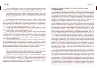 22 Artigo 23Artigo
	 De acordo com Petronilha B. G. Silva (2003), africanos e afrodescendentes concebem
o termo educar-se como “tornar-se pessoa”, “aprender a conduzir a própria vida”. Neste
sentido, educação é um “processo de construir a própria vida”. Segundo a autora:
[...] na perspectiva africana, a construção da vida própria em sentido no seio de uma
comunidade, e visa não apenas o avançar de cada um individualmente. O crescimento
das pessoas tem sentido quando representa fortalecimento para a comunidade a que
pertencem. (p. 181)
	 Na perspectiva dessas africanidades, ou seja, de culturas, valores, visões
de mundo e formas de ser e viver de matrizes africanas, fazer e sentir-se parte
de uma comunidade implica em convivências que possibilitem o exercício, o
desenvolvimento e o enriquecimento de conhecimentos, energias e possibilidades,
através de orientações e relações que ajudam no “tornar-se pessoa”. Assim, como
afirma a autora, “é missão de cada pessoa aprender e ensinar”.
	 Em vista disso, nos estabelecimentos de educação, é importante que o nosso
olhar seja voltado para nós em comum, para a produção desse comum como relação
entre a multiplicidade de singularidades que o constitui.
	 Quem somos e quem são nossos alunos e nossas alunas? Que dimensões
constituem cada um e cada uma de nós? Qual o impacto do racismo na vida, na visão
de mundo, no corpo, na autoestima deles e delas? Temos um projeto de sociedade
e de democracia? A perspectiva de igualdade racial e de uma relação respeitosa
entre as diversas singularidades consta desse projeto? Qual é o papel da escola e da
prática pedagógica nesse projeto?
	 Sãoquestõesquedevemosnosfazersempreeemrelação,setemoscomoperspectiva
um constante processo de democratização da sociedade, o que inclui a superação
de comportamentos pessoais e institucionais que atribuem mais valor a uns do que a
outros, em que uns importam mais que outros, em que o racismo e outras formas de
discriminação determinam tais distinções e tratamentos desiguais. Toda educação insere-
se numa determinada perspectiva, pois, como afirma Lilian do Valle (1996),
[...] queiramos, ou não, o domínio da educação é sempre, e continuamente, o do projeto. Trabalha
como que ainda não está aí, com a construção, com a antecipação. A educação é o projeto de
criação do mundo humano, pela criação do homem que o habita (...) Por isso educação é forçada
a se pensar como atividade imaginária, imaginar o mundo e o homem que se prepara.
	 A educação das relações étnico-raciais e o ensino de História e Cultura
afro-brasileiras, pensados pelo ativismo negro contra o racismo e expressos pelas
Diretrizes Curriculares Nacionais para a Educação das Relações Étnico-Raciais e
para o Ensino de História e Cultura Afro-Brasileira, são propostas que colocam a
educação como parte fundamental do projeto de promoção da igualdade racial em
nossa sociedade, sem o que não pode haver democracia.
EDUCAÇÃO DAS RELAÇÕES ÉTNICO-RACIAIS NO SISTEMA
SOCIOEDUCATIVO	
	 O Sistema Socioeducativo para adolescentes infratores é um contexto cheio de
detalhes que lhes são peculiares, que colocam aos educadores que ali atuam desafios
diferentes daqueles encontrados na escola regular, desafios muito mais complexos.
No âmbito de uma instituição socioeducativa, o tempo-espaço é restrito em todos os
aspectos. Os(as) adolescentes ficam na instituição por períodos diferenciados, o que
é um problema para qualquer projeto pedagógico. Há também regras diferenciadas
daquelas que normalmente encontramos numa escola regular. O trabalho do(a)
professor(a) precisa obedecer outras regras, inclusive regras de segurança.
	 Porém, do ponto de vista do pensamento que predomina neste novo campo de
reflexãopedagógico,aeducaçãodasrelaçõesétnico-raciais,oSistemaSocioeducativo
para adolescentes infratores é um laboratório, com grandes desafios e possibilidades,
pois é um contexto que denuncia algumas das perversidades oriundas das relações
raciais assimétricas que é uma das características das relações sociais no Brasil.
É, portanto, fundamental, e o que espera a luta contra o racismo, que os(as)
educadores(as) levem em consideração nas suas práticas a legislação citada aqui
sobre o tema e assumam como perspectiva os princípios dessa legislação, ou seja, de
Consciência Política e Histórica da Diversidade, de Fortalecimento de Identidades
e de Direitos e de Ações Educativas de Combate ao Racismo e as Discriminações9
.
	 É muito relevante, para um projeto e um processo de educação das relações
étnico-raciais que visa contribuir para a promoção da igualdade racial nas relações
sociais, o fato de que a grande maioria dos(as) adolescentes em privação de liberdade
são oriundos da pobreza e da negação social de direitos, sendo notoriamente negros
e negras. Pois, do ponto de vista do pensamento que parece predominar em nossas
instituições, principalmente naquelas de repressão, arbítrio, legislação e governo (o
Estado), é preciso, de alguma forma, livrar a sociedade dos que lhe são indesejáveis.
E o racismo é um elemento que a sociedade utiliza para definir quem são esses
indesejáveis e para se fazer a escolha de quem deve morrer e quem deve viver, ou
quem deve estar aqui ou ali.
	 Notadamente, pessoas negras e pobres (principalmente as que residem em
favelas) são as que experimentam cotidianamente, por parte do Estado e da chamada
“opinião pública” (ou seria opinião publicada?), maior intolerância aos seus erros e
maior desconfiança a sua presença, além de constituírem o público alvo preferencial
das políticas e instituições estatais que investem sobre suas formas de vida com
o estabelecimento de modelos e, a partir deles, de limites e formas de controle,
disciplinarização e modelagem, que podem chegar à privação de liberdade ou ao
extermínio dos que não se enquadrem na ordem estabelecida. Abordagens policiais
cotidianamente reveladas através de imagens e vídeos nas redes sociais da internet
e, eventualmente, na própria imprensa, e conteúdos de medidas como o decreto
do governo do Estado do Rio de Janeiro que regulamenta a política de pacificação via
9 Esses princípios constam nas Diretrizes Curriculares Nacionais para a Educação das Relações Étnico-Raciais e para o
Ensino de História e Cultura Afro-Brasileira e Africana.
 