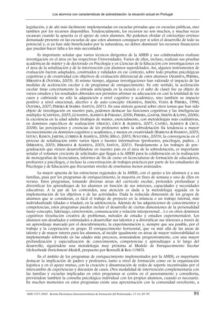 Los alumnos con características de sobredotación: la situación actual en Portugal


legislación, y de ahí más fácilmente implementadas en escuelas privadas que en escuelas públicas, sino
también por los recursos disponibles. Tendencialmente, los recursos no son muchos, y muchas veces
escasean cuando la apuesta es el apoyo de estos alumnos. No podemos olvidar el estereotipo erróneo
demasiado presente en las escuelas de que estos alumnos consiguen por sí solos el desarrollo de todo su
potencial y, si ya han sido beneficiados por la naturaleza, no deben disminuir los recursos financieros
que puedan hacer falta a los más necesitados.
       Es importante señalar que varios técnicos dirigentes de la ANEIS y sus colaboradores realizan
investigación en el área en las respectivas Universidades. Varios de ellos, incluso, realizan sus pruebas
académicas de máster y de doctorado en Psicología y en Ciencias de la Educación con investigaciones en
el área de la señalización y de la intervención con alumnos superdotados. Así, algunos instrumentos de
evaluación fueron adaptados, construidos y validados en ese contexto, sobre todo pruebas psicológicas
cognitivas y de creatividad con objetivos de evaluación diferencial de estos alumnos (ALMEIDA, PEREIRA,
MIRANDA & OLIVEIRA, 2003). Al mismo tiempo, algunas investigaciones han valorado el impacto de las
medidas de aceleración escolar y de programas de enriquecimiento. En este sentido, la aceleración
escolar (más concretamente la entrada anticipada en la escuela o el salto de clase) fue ya objeto de
varios estudios y los resultados obtenidos nos permiten afirmar su adecuación en casi la totalidad de los
casos y cubriendo no sólo la adquisición a nivel cognitivo y académico, sino también su impacto
positivo a nivel emocional, afectivo y de auto–concepto (ALMEIDA, SIMÕES, VIANA & PEREIRA, 1996;
OLIVEIRA, 2007; PEREIRA & SEABRA–SANTOS, 2001). En una síntesis general sobre otros temas que han sido
objeto de investigación en nuestro país, podemos destacar las funciones cognitivas y las inteligencias
múltiples (CANDEIAS, 2005; GUISANDE, ALMEIDA & PÁRAMO, 2006; PEREIRA, GASPAR, SIMÕES & LOPES, 2006);
la excelencia en la edad adulta (trabajos de máster, esencialmente, con metodologías más cualitativas,
en dominios específicos de realización) (ARAÚJO, CRUZ & ALMEIDA, 2007; CASTRO, ALMEIDA & CRUZ,
2008); las percepciones y creencias de los profesores sobre la sobredotación (la tendencia a mayor
reconocimiento en dominios cognitivo y académico, y menos en creatividad) (BARBOSA & HAMIDO, 2005;
LEITÃO, RAMOS, JARDIM, CORREIA & ALMEIDA, 2006; MELO, 2003; NOGUEIRA, 2003); la convergencia en el
proceso de señalización entre varios tipos o fuentes informativas (profesores, psicólogos, padres…)
(MIRANDA, 2003; MIRANDA & ALMEIDA, 2003; SANTOS, 2001). Paralelamente a los trabajos de pos–
graduación que vienen desarrollándose en nuestro país en el área de la sobredotación, es importante
señalar el volumen creciente de solicitudes que llegan a la ANEIS para la colaboración en la realización
de monografías de licenciatura, informes de fin de curso en licenciaturas de formación de educadores,
profesores y psicólogos, o incluso la concretización de trabajos prácticos por parte de los estudiantes de
Psicología y de Educación que frecuentan niveles de enseñanza menos avanzados.
       La mayor apuesta de las estructuras regionales de la ANEIS, con el apoyo a los alumnos y a sus
familias, pasa por los programas de enriquecimiento, la mayoría en fines de semana y uno de ellos en
verano. Estos programas, tomando diversas áreas del currículo escolar, pretenden profundizar y
diversificar los aprendizajes de los alumnos en función de sus intereses, capacidades y necesidades
educativas. A la par de los contenidos, una atención es dada a la metodología seguida en la
implementación de los objetivos y de las actividades. Dada la reducida dimensión de los grupos de
alumnos que se consideran, es fácil el trabajo de proyecto en la infancia o un trabajo tutorial, más
individualizado (díadas o tríadas), en la adolescencia. Además de las adquisiciones de conocimientos y
competencias, estos programas pueden incluir el desarrollo de ciertas dimensiones de la personalidad
(auto–concepto, liderazgo, extroversión, comunicación y relación interpersonal…) o en otros dominios
cognitivos (resolución creativa de problemas, métodos de estudio y estudios experimentales). Los
alumnos son desafiados y estimulados a desarrollar sus talentos y a diversificar sus intereses a través de
un aprendizaje marcado por el descubrimiento, la experimentación y, siempre que sea posible, por el
trabajo y la cooperación en grupo. El enriquecimiento horizontal, que va más allá de las áreas de
talento y de mayor interés para los alumnos, al incidir igualmente en áreas de mayor vulnerabilidad es
implementado sobretodo en las edades más precoces, avanzándose progresivamente, con una mayor
profundización y especialización de conocimientos, competencias y aprendizajes a lo largo del
desarrollo, siguiéndose una metodología muy próxima al Modelo de Enriquecimiento Escolar
(Schoolwide Enrichment Model), propuesto por Renzulli & Reis (1985).
        En el ámbito de los programas de enriquecimiento implementados por la ANEIS, es importante
destacar la implicación de padres y profesores, tanto a nivel de formación como en la organización
logística y en el apoyo mutuo, con la creación y dinamización de redes de soporte incentivadas por el
intercambio de experiencias y discusión de casos. Otra modalidad de intervención complementaria con
las familias y escuelas implicadas en estos programas se centra en el asesoramiento y consultoría,
previéndose también la consulta psicológica individual con los propios alumnos, cuando es necesario.
En muchos momentos en estos programas existe una aproximación con la comunidad envolvente, a

ISSN 1575-0965 · Revista Electrónica Interuniversitaria de Formación del Profesorado, 13 (1), 85-95     91
 