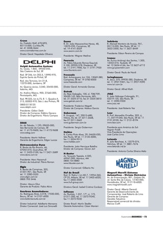 Automotive%86,1(66 ‡ 
A Cetesb – Companhia Ambiental do Estado de São Paulo é responsável
pelos testes de emissões e homologação de automóveis que dão sinal verde
para a sua produção e comercialização. A entidade reconhece que a inspe-
ção ambiental, promovida de forma independente, complementa o trabalho
de verificação iniciado na companhia.
Vanderlei Borsari, gerente da Divisão de Transporte Sustentável e Emis-
sões Veiculares, adverte que o automóvel sofre muitas alterações durante sua
vida útil e mesmo pequenas mudanças no powertrain conduzem a emissões
de poluentes até cinco vezes superiores às originais.
Para o químico a exigência do sistema de OBD (On Board Diagnostic) nos
automóveis representa outro avanço possibilitado pela evolução da eletrôni-
ca embarcada, prometendo melhorar o controle sobre a frota e a qualidade
de vida nos centros urbanos.
O equipamento de OBD, responsável por diagnosticar e registrar a bordo
os níveis de emissão de poluentes em automóveis com injeção eletrônica,
era inicialmente usado pelas montadoras para facilitar a detecção de defei-
tos e auxiliar no conserto em oficinas. Cada empresa fabricava o equipa-
mento com padrões próprios e, após o uso, as informações contidas nele
eram apagadas.
Em 2007 foi criado um padrão brasileiro e 40% dos automóveis deveriam
sair da fábrica equipados com o recurso. O sistema passou por refinamentos
e a partir de 2010 começa a ser exigido em 60% dos carros vendidos no país,
nacionais ou importados, já no padrão brasileiro, chamado OBDBr-2. Uma
luz no painel indica ao motorista se as emissões estão acima do exigido.
Em 2011, a exigência do sistema avança para 100% dos carros comercia-
lizados, segundo a norma nº 24 do Instituto Brasileiro do Meio Ambiente. O
consultor Gabriel Murgel Branco explica que nos Estados Unidos, berço do
OBD, a tecnologia já apresenta a possibilidade de comunicação com órgãos
fiscalizadores do governo via rádio para informar os registros captados pelo
aparelho. “Este recurso é muito eficiente e ainda está em discussão. Não
foi colocado em prática por conta de críticas em relação à privacidade do
motorista”, resume.
OBD FAZ O DIAGNÓSTICO outras possibilidades colaterais, o dis-
positivo pode detectar veículos sem
licenciamento ou aqueles reprovados
na inspeção veicular que continuam
em circulação. Seria, ainda, um pri-
meiro passo para o pedágio urbano,
nos moldes do Sem Parar.
PROCONVE
O primeiro impulso para a criação de
tecnologias capazes de domar as emis-
sões e tornar mais amigável a presença
do automóvel na área urbana vem de
1987.Naépocaaqualidadedoarbeirou
o estado de emergência, com emissões
de monóxido de carbono da ordem de
37 partes por milhão, chegando perto
do limite de 40 ppm. O alerta de índices
tão elevados surgia como uma ameaça
ao crescimento da própria produção na
indústria automobilística.
Nasceu então o Proconve, unindo
forças da Cetesb com o Conama –
Conselho Nacional do Meio Ambiente.
Junto com a preocupação ambiental
a medida reforçou a exigência da in-
dústria automotiva desenvolver tecno-
logias para reduzir os índices de emis-
sões indesejáveis.
“O setor automotivo não queria con-
testar o controle de emissões e ser o vi-
lão da história. Ele fez o melhor possível
e houve um forte impulso para aperfei-
çoar motores e sistemas de tratamento
de gases” – ressaltou Murgel Branco. „
 