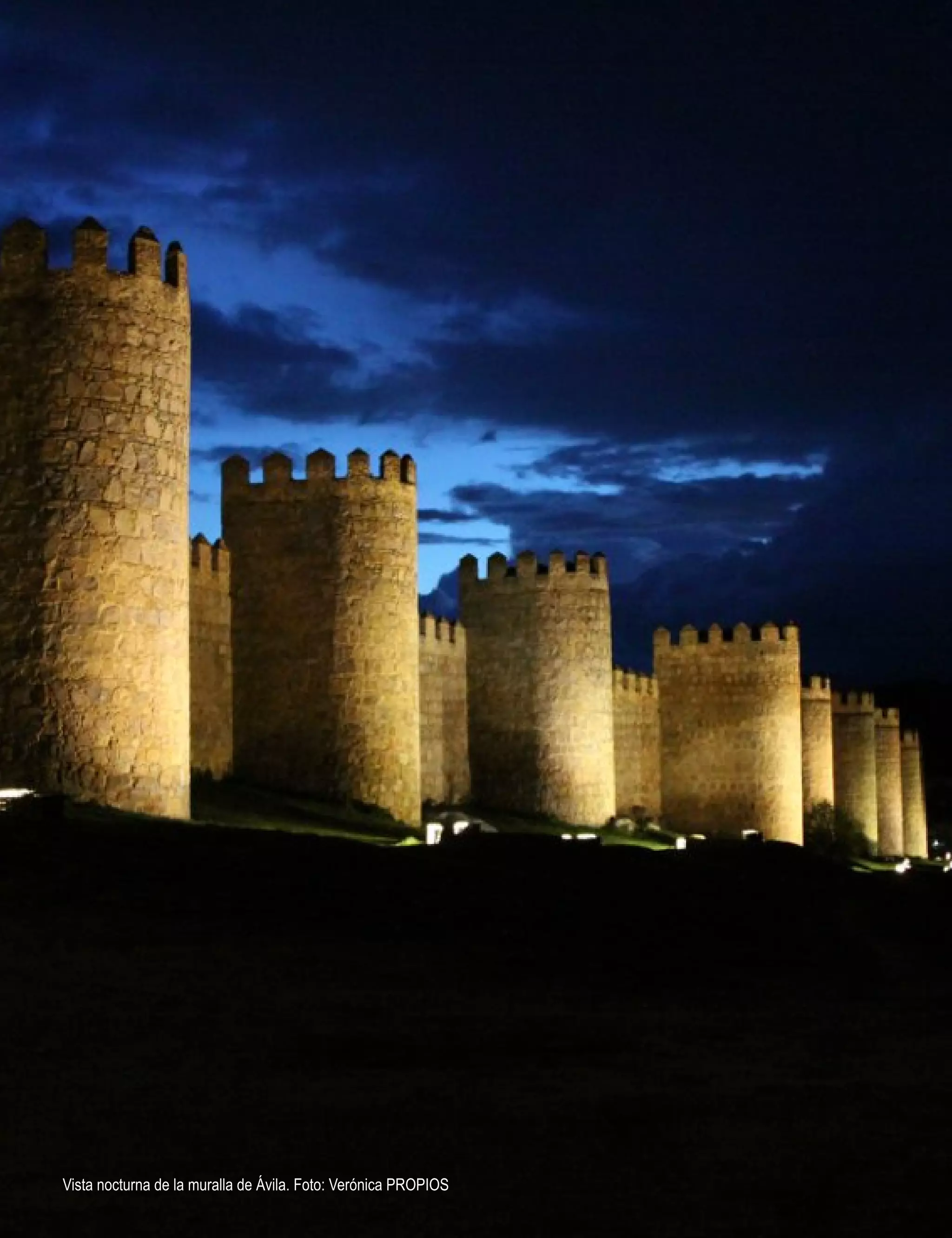 Vista nocturna de lala muralla de Ávila. Foto: Verónica PROPIOS Humanidad por la UNESCO. Foto: Verónica PROPIOS
 Vista nocturna de muralla de Ávila, declarada Patrimonio de la
 