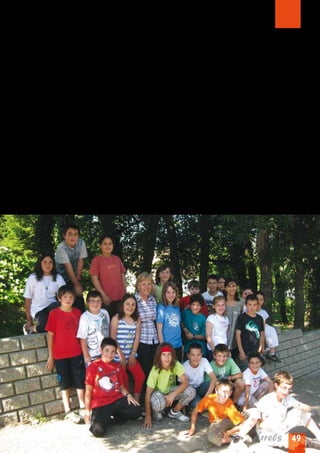 Quants anys tenies quan vas entrar a fer de mestra?
Tenia 18 anys. Molt jove.
I quan vas arribar a aquesta escola?
Fa uns 26 anys.
Si no haguessis estudiat per mestra, què t’hagués agradat fer?
Periodista esportiva per anar a veure el Barça
Estàs trista per haver de marxar de l’escola?
Sí molt perquè hi estava molt bé.
Què penses fer quan estiguis jubilada?
Primer recuperar-me i desprès passejar, caminar amb la Teresa, cuidar els néts. No puc fer esport.
Quins són els teus hobbies?
M’agrada viatjar i llegir i l’ordinador per penjar els vídeos d’altres cursos.
A on t’agradaria viatjar?
A Nova York.
Per acabar, vindràs a veure’ns algunes vegades?
Sempre que em convideu i els mestres ho facin. Sempre serà la meva escola.


                        Bé Maria, moltes gràcies per venir i esperem que la teva nova etapa sigui molt feliç.




                                                                                          Arrels 49
 