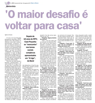 Depois de
16 anos de MTV,
Cazé Peçanha
se “reencontra”
nos temas
sociais
complexos
apresentados
em “A Liga”,
da Band
Agência Estado
O rosto de Cazé Peçanha
permaneceu associado à MTV
durante anos. Não poderia ser
diferente: entre idas e vindas, o
apresentador acumulou 16
anos na emissora musical, on-
de esteve à frente de inúmeras
atrações e foi responsável pela
criação de bordões antológicos,
como o "na cara", do extinto
"Teleguiado". Sua presença no
programa "A Liga", da Band,
mostra que os tempos de VJ fa-
zem parte do passado. Mais ma-
duro, ele agora mostra ao públi-
co temas sociais complexos de
uma forma diferenciada.
Para ele, sua atual missão é
bastante enriquecedora. "O
maior desafio de 'A Liga' é vol-
tar para casa. A produção dos
programas é longa, mas eu costu-
mo levar bem mais tempo que is-
so, meses até para reequacionar
o mundo à luz das novas expe-
riências que vivi", desabafa.
A trajetória profissional de
Cazé não deixa de ser bastante
peculiar. Carlos José de Araújo
Pecini - seu nome de batismo -
foi descoberto em 1994 em
uma seleção que buscava uma
nova cara para a MTV. Aprova-
do, tornou-se o VJ mais conhe-
cido da emissora na ocasião, o
que lhe garantiu um convite pa-
ra ingressar na Rede Globo, em
1999. Amargou 15 meses na ge-
ladeira até a estreia do "Socieda-
de Anônima" (2001), uma espé-
cie de game show com desco-
nhecidos. Mesmo com críticas
positivas e algumas parcas vitó-
rias no ibope no confronto com
o programa comandado por Sil-
vio Santos, no SBT, a atração
não deslanchou e Cazé foi cata-
pultado para quadros periódi-
cos no "Fantástico".
Meses depois, ele estava no-
vamente de volta à MTV. "É
sempre difícil participar de um
projeto que acaba não vingan-
do", comenta ele, que agora es-
tá com 45 anos.
Cazé também chegou a ser
sondado para liderar a bancada
do "CQC" antes de o humorísti-
co estrear na Band, proposta
que recusou. Porém, no ano
passado, disse sim ao convite
para ingressar em "A Liga".
Pergunta - Qual o maior de-
safio de "A Liga"?
Cazé Peçanha - É voltar pa-
ra casa. A produção dos progra-
mas é longa: costuma levar de
quatro a seis semanas. Já as gra-
vações duram de um a quatro
dias. Mas eu costumo levar
bem mais tempo que isso, me-
ses até para reequacionar o
mundo à luz das novas expe-
riências que vivi.
Pergunta - Alguma história
lhe marcou?
Cazé - A de um rapaz que
era morador da favela do Pio-
lho (zona sul de São Paulo).
Quando o incêndio começou,
ele estava em sua casa e dois vi-
zinhos disseram que o imóvel
da sua mãe, que também mora-
va na comunidade, estava pe-
gando fogo com ela dentro. Ele
correu para lá e vasculhou tudo
para tentar salvá-la. Sofreu vá-
rias queimaduras para, ao sair,
descobrir que não só a sua mãe
nunca esteve lá, como, durante
o incêndio, a sua casa havia si-
do roubada. Quando eu o en-
contrei, ele estava todo queima-
do e sem nada. Mas ele não ti-
nha perdido suas coisas no in-
cêndio: tinha sido roubado.
Pergunta - Você já mudou
de posicionamento em rela-
ção a algum assunto após
acompanhá-lo no programa?
Cazé - Então, não é simples-
mente que eu mude de opinião
a cada programa que fazemos,
mas que eu elabore ainda mais
aquela questão. Os temas que
abordamos em "A Liga" costu-
mam ser muito complexos.
Quando você tem a oportunida-
de de conhecer as histórias e as
pessoas de perto, você acaba
aprimorando sua visão sobre
aquela situação.
Pergunta - Em 2013, "A Li-
ga" ganhou três novos apresen-
tadores: a ex-modelo Mariana
Weickert, a jornalista Rita Ba-
tistae o ex-VJ China. O que eles
acrescentam à atração?
Cazé - Cada um deles é de
um estado do país e de diferen-
tes universos de atuação. Isso
dá uma riqueza enorme para o
conteúdo final. Cada um de
nós tem uma percepção diferen-
te dos temas abordados no pro-
grama.
Pergunta - O que mais "A
Liga" traz de novidades na
temporada deste ano?
Cazé - A estética está ainda
mais bacana, com o uso de câme-
ras 5D e uma edição muito ágil.
Pergunta - Você estrou na
MTV em 1994. Como chegou
à televisão?
Cazé - Eu participei da pri-
meira "seleção pública" de
VJ?s que a MTV fez, que se
chamava "MTV Pega Para
Criar". Foi um concurso que
teve 7 mil pessoas inscritas em
São Paulo, Belo Horizonte,
Rio de Janeiro e Porto Alegre.
Você se inscrevia e, se sua fi-
cha fosse selecionada, passava
por uma entrevista presencial.
Se fosse aprovado na entrevis-
ta, fazia um teste de vídeo.
Pergunta - Você ficou an-
sioso para o teste?
Cazé - Eu ficava treinando,
assistindo aos programas do
Thunderbird e da Astrid (Fon-
tenelle). Era a época em que vo-
cê ainda tinha que colocar Bom-
bril na antena da televisão para
conseguir que a MTV pegasse.
Pergunta - O ano de 2013
marca o fim da MTV como ca-
nal aberto e sua reformulação
como canal pago. Como você
avalia essa atual fase da
emissora?
Cazé - Eu fiquei feliz em sa-
ber que a MTV vai continuar a
ser exibida. É um canal diferen-
ciado. Sempre foi inovador,
sempre esteve na vanguarda es-
tética, lançando moda e sendo
celeiro de novos talentos. Acho
que o canal tem um papel im-
portantíssimo. É bom saber
que a MTV vai continuar a
cumprir esse papel.
Pergunta - Do que você sen-
te saudade dos tempos de VJ?
Cazé - Sinto muita saudade
de fazer programas ao vivo, co-
mo o "Teleguiado".
Pergunta - Por quê?
Cazé - Quando você faz um
programa ao vivo, há uma res-
posta imediata do público. Por
ser em tempo real, não tem co-
mo mascarar os erros e a pala-
vra de ordem é improviso. Vo-
cê precisa saber como lidar
com as situações conforme elas
vão aparecendo. Isso é muito
gostoso e desafiador.
Pergunta - Da sua estreia
em 1994 até a sua saída no
ano passado, o que você viu
mudar no mercado musical?
Cazé - A grande mudança
que aconteceu foi a chegada da
internet. Antes era mais difícil
mostrar seu trabalho e conquis-
tar espaço. Hoje, todos têm
acesso aos meios de produção e
distribuição dos seus projetos.
Ficou tudo mais democrático e
competitivo.
Pergunta - Você teve uma
curta passagem pela Rede
Globo. O que você levou des-
sa experiência?
Cazé - Foi uma experiência
muito rica. Pela primeira fez,
eu precisei montar toda uma
equipe para tocar um programa
grande e complexo. Participei
da criação do seu conceito des-
de o início, junto com Zé Lavig-
ne (José, diretor) e a turma do
"Casseta & Planeta" (Cláudio
Entrevista
'O maior desafio é
voltar para casa'
TV - 20 / São José do Rio Preto, 18 de agosto de 2013 DIÁRIO DA REGIÃO
 