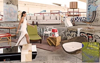 1
4
5
6
7
8
2
1 – Aparador Leis – Victor Angueira
2 – Mesa lateral Bistrô – Ronald Sasson
3 – Banco Charles Ghost – Philippe Starck
4 – Sofá Larco - Larco
5 – Laterais Derbak – Larissa Diegoli
6 – Espreguiçadeira Noronha – Roque Frizzo
7 – Cadeira Masters – Philippe Starck
8 – Centro Moma – Luiz Mario Moura e Graça Kazan
3
122
A dureza do concreto, quebrada apenas
pelos grafites que colorem a cabeceira
da ponte entre as cidades de Aracaju
e Barra dos Coqueiros, em Sergipe, é
o cenário escolhido pela Celi para
reunir as criações mais expressivas dos
mestres do design brasileiro. No espaço
utilizado para a prática de esportes
em um dos bairros mais antigos da
capital sergipana, o Industrial, eles
se antecipam e mostram porque o Brasil
é muito mais do que o país do futebol e
tem chamado a atenção do mundo também no
que se refere a mobiliários de design.
Brasil,
o país
do design
9
10
11
12
13
14
15
9 – Besame Mucho – Jacqueline Terpins
10 – Luminária Vic – Jader Almeida
11 – Buffet Costa – Flávio Borsato e Maurício Lamosa
12 – Poltrona Tensor – Pedro Useche
13 – Luminária Lubri – Adriano Design e Alexandre Lazzarotto
14 – Mesa Revisteiro Pop – Maria José Canedo
15 – Poltrona Arraia – Índio da Costa
 