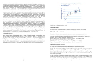 28 
29 
persona con mayor educación podrá obtener mayores ingresos y sufrir menor desempleo” (Barceinas, 1999). “Los mexicanos que concluyeron estudios universitarios tuvieron en 2002 ingresos de 44,142 pesos, casi 4 veces mayores que aquellos con primaria terminada, que tuvieron ingresos de 11,316 pesos” (Barceinas, circa 2002). Barceinas también nos dice que la ecuación de Mincer considera que el ingreso de una persona está en función lineal de su educación y en función parabólica de su experiencia (aumentando rápidamente en los primeros años pero más lentamente en años posteriores) (Barceinas, 1999). 
En el otro extremo, De Ibarrola no coincide con que la mayor escolaridad sea la causa de mayores ingresos y explica que de acuerdo con investigaciones de la Asociación Nacional de Universidades e Instituciones de Educación Superior [ANUIES] de México, de Muñoz Izquierdo y de Carnoy, “la escolaridad no crea empleos y quienes alcanzan mayor escolaridad relativa podrán encabezar, si acaso, la fila de la cola para obtener el empleo, serán los últimos en perder el empleo, verán disminuidos sus ingresos, o bien, podrán caer en el subempleo o desempleo ilustrado y sufrirán la ‘devaluación’ de sus certificados” (De Ibarrola, 2009). 
Hay otra línea de pensamiento que explica que un mejor nivel de ingreso permite que los jóvenes permanezcan más años en la escuela al tener una mayor oferta educativa y al no tener que dejar sus estudios para pagar sus gastos. De esta forma la relación de causa-efecto trabajaría en sentido contrario: un mayor nivel de ingreso permite tener más años de escolaridad: De Ibarrola explica que “Baudelot y Establet (1975), y de Bourdieu y Passeron (1964) se centran en la distribución desigual de las oportunidades de acceso a la escolaridad, correlacionada estrechamente con las desigualdades socioeconómicas preexistentes” (De Ibarrola, 2009). Este concepto es confirmado la Organización para la Cooperación y el Desarrollo Económico [OECD por sus siglas en inglés] que dice que “el nivel socioeconómico de la familia de origen influencia el nivel educativo y los ingresos de sus descendientes” y “dado que los sueldos están determinados en gran medida por el nivel educativo de la persona, la persistencia en el nivel educativo de una generación a la siguiente parece ser un factor determinante de la persistencia en los sueldos entre generaciones” (OECD [a], 2010). 
El estudio de referencia 
BBVA Research publicó un estudio hecho por de la Fuente y Doménech llamado “La evolución del nivel educativo en México y en la OCDE, 1960-2010” (de la Fuente y Doménech, 2014) en el que relacionan los años de escolaridad promedio con el Producto Interno Bruto por persona en edad de trabajar [PIB/persona] de 22 países miembros de la Organización para la Cooperación y el Desarrollo Económico [OECD por sus siglas en inglés]. Por alguna razón Turquía no está incluida en el estudio a pesar de ser miembro fundador de la OECD (OECD [b], consultado marzo 2014). La conclusión principal del estudio de referencia es que el PIB/ persona de México se encuentra 20% debajo del valor esperado de acuerdo con su escolaridad promedio. 
Gráfica 1 (de la Fuente y Doménech, 2014) 
Objetivo del estudio 
El objetivo de este documento es tratar de encontrar argumentos que expliquen este resultado. 
Difusión del estudio de referencia 
El estudio de referencia obtuvo considerable cobertura en medios mexicanos en enero de 2014: 
Mexicanos tienen más años de escolaridad, pero no mejoran ingresos, revela estudio, La Jornada (2014) 
Rezago de 20% en el ingreso por persona, Milenio (2014) 
Registra México rezago entre aumento de escolaridad e ingresos, Noticias MVS (2014) 
En el país estudiar no es rentable, Dinero en Imagen (2014) 
BBVA: En México, el ingreso se divorció de la escolaridad, El Economista (2014) 
Ingreso del trabajador, 20% debajo de nivel educativo: BBVA, El Universal (2014) 
Replicando el estudio de referencia 
Mi primer paso fue replicar el estudio usando datos disponibles públicamente en internet. 
Uso los años de escolaridad en 2010 que publica el Programa para el Desarrollo de las Naciones Unidas [UNDP por sus siglas en inglés] (UNDP, consultado marzo 2014) y el Producto Interno Bruto por persona que publica la Organización para la Cooperación y el Desarrollo Económico [OECD por sus siglas en inglés] (OECD [c], consultado marzo 2014) en lugar del Producto Interno Bruto por persona en edad de trabajar que usa el estudio de referencia. 
La tabla 1 y la gráfica 2 muestran los resultados para los mismos 22 países del estudio de referencia. La gráfica 2, a diferencia de la gráfica 1 tomada del estudio de referencia, muestra directamente el valor del PIB/persona, no su logaritmo. En esta gráfica, México aparece con el menor PIB/persona de todos los países y se encuentra muy por debajo de la línea de regresión, tal como en el estudio de referencia.  