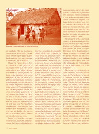 revista criança36 revista criança36
creches e espaços de educação
infantil, 18.583 são indígenas de
várias etnias. Há dez anos o Cen-
tro de Cultura Luiz Freire (CCLF),
de Pernambuco, desenvolve jun-
to ao povo Xukuru uma pesquisa
para traçar o perfil das escolas nas
áreas indígenas que oferecem a
educação infantil e encontra um
quadro classificado como “desola-
dor”. A indigenista Eliene Amorim,
mestre em educação pela Univer-
sidade Federal de Pernambuco,
diz que criança indígena inserida
prematuramente em espaço esco-
lar perde a identidade.
Eliene é coordenadora do CCLF,
que trabalha em conjunto com o
Movimento Interfóruns de Educa-
ção Infantil no Brasil (Mieib). As
duas instituições denunciam a di-
mensão que o problema vem al-
cançando. Os dados preliminares
da pesquisa feita em Pernambuco
mostram que os espaços de edu-
cação infantil deixaram as frontei-
ras da zona urbana e chegaram
às aldeias na zona rural. Para as
duas entidades, as condições so-
cioeconômicas da maioria das co-
munidades indígenas têm levado
comunidades não são ouvidas no
momento de implantação da uni-
dade educativa pelo poder público
local, contrariando o que determina
a Resolução CEB 3, de 1999.
Chiquinha Pareci eleva o tom
ao classificar como “genocida” a
educação infantil que vem sendo
desenvolvida em várias aldeias,
em virtude da destruição dos va-
lores e das tradições dos povos
indígenas. A falta de terras e a
pobreza são apontadas como res-
ponsáveis pela inserção prematura
da criança indígena no espaço es-
colar. Maximino Piranicaiuã traça a
rota da desagregação familiar em
uma comunidade guarani de 12
mil pessoas, em Dourados: “Nos-
sa área é muito pequena. Sem
terra, os homens saem para traba-
lhar nas fazendas, e permanecem
70 a 80 dias fora. As mães ficam
responsáveis pelas crianças, mas
também têm de trabalhar”. Saldo:
crianças, até bebês, vão para a
escola muito cedo, sem o contato
com a cultura de seu povo.
Dados do Censo Escolar 2005
mostram que, das 7.205.013 crian-
ças de 0 a 6 anos matriculadas em
suas crianças a saírem dos espa-
ços de convivência e ingressarem
em espaços institucionalizados,
o que acaba provocando graves
danos à identidade indígena. “Em
lugar do terreiro, do convívio com
os parentes, do ambiente sociali-
zado que marca a cultura e a cos-
movisão indígenas, eles vão para
salas fechadas, muitas vezes sem
janelas, aprender as coisas dos
brancos”, sintetiza Eliene.
Para Suzana Grillo, a demanda
por educação infantil indígena é in-
duzida por um quadro de vulnerabi-
lidade social. “Muitas comunidades
hoje passam por riscos, com pro-
blemas de fome, degradação am-
biental, aumento populacional mui-
to grande. Projetos de educação
indígena atendem a uma realidade
socioeconômica grave, mas não
são adequadas às necessidades
sociais e interculturais dos povos
indígenas”.
Nem mesmo o papel do educa-
dor é consenso. Para Elisa Panka-
raru, de Pernambuco, o fato de
o professor também ser indígena
pode garantir o ensinamento fa-
miliar. “Ele não é aquela figura que
chega de manhã, passa quatro
horas dentro da sala de aula sor-
rindo, dando beijinho, dançando,
desenhando e depois vai embora.
Ele é da comunidade”. Chiquinha
Pareci discorda. “Educação infan-
til indígena não pode ser feita por
uma única pessoa. Não dá para
pensar em apenas um professor.
É coisa de comunidade, de gente
reunida, de responsabilidade con-
junta, de espaços compartilhados”.
Divergências à parte, as duas, mu-
lheres, educadoras, mães e indí-
genas, concordam: educação de
curumim, na aldeia, tem de ser fei-
ta de amor. Em comum-unidade.•
reportagem
©HeinzGlessen/Cimi
Educação é responsabilidade de todos os familiares
 