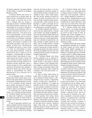 são. Expressa, igualmente, o seu apreço à Agência      contra eles, bem como ao reforço e a uma mais               28. A Conferência Mundial sobre Direitos
                           de Obras Públicas e Assistência aos Refugiados         efetiva aplicação dos instrumentos existentes em       Humanos manifesta a sua consternação perante
                           Palestinos no Oriente.                                 matéria de Direitos Humanos. Os Estados têm uma        as violações massivas de Direitos Humanos, em
                                A Conferência Mundial sobre Direitos Hu-          obrigação de adotar e manter medidas adequa-           especial sob a forma de genocídio, “limpeza ét-
                           manos reconhece que as violações graves dos            das a nível nacional, sobretudo nos domínios da        nica” e violação sistemática de mulheres em si-
                           Direitos Humanos, nomeadamente em casos de             educação, da saúde e da assistência social, com        tuações de guerra, originando êxodos em massa
                           conflito armado, se encontram entre os múl-            vistas à promoção e proteção dos direitos das pes-     de refugiados e pessoas deslocadas. Ao condenar
                           tiplos e complexos fatores que conduzem à              soas pertencentes a setores vulneráveis das suas       veementemente tais práticas abomináveis, reitera
                           deslocação de pessoas. A Conferência Mundial           populações, e a garantir a participação das que,       o apelo para que os autores de tais crimes sejam
                           sobre Direitos Humanos reconhece que, face às          entre elas, se mostrem interessadas em encontrar       punidos e tais práticas imediatamente eliminadas.
                           complexidades da crise global de refugiados e          uma solução para os seus próprios problemas.                29. A Conferência Mundial sobre Direitos
                           conformemente à Carta das Nações Unidas, aos                25. A Conferência Mundial sobre Direitos Hu-      Humanos exprime a sua profunda preocupação
                           relevantes instrumentos internacionais e à soli-       manos afirma que a pobreza extrema e a exclusão        pelas contínuas violações de Direitos Humanos
                           dariedade internacional, e num espírito de par-        social constituem uma violação da dignidade hu-        que ocorrem em todas as partes do mundo, em
                           tilha de responsabilidades, se torna necessária        mana e que são necessárias medidas urgentes para       desrespeito pelas normas consagradas em ins-
                           uma abordagem global por parte da comunida-            alcançar um melhor conhecimento sobre a pobreza        trumentos internacionais de Direitos Humanos e
                           de internacional, em coordenação e cooperação          extrema e as suas causas, incluindo aquelas relacio-   de Direito Internacional Humanitário, assim como
                           com os países afetados e com as organizações           nadas com o problema do desenvolvimento, com           pela falta de soluções suficientes e eficazes para
                           relevantes, tendo presente o mandato do Alto           vistas a promover os Direitos Humanos dos mais         compensar as vítimas.
                           Comissariado das Nações Unidas para os Re-             pobres, a pôr fim à pobreza extrema e à exclusão            A Conferência Mundial sobre Direitos Humanos
                           fugiados. Tal deverá incluir o desenvolvimento         social e a promover o gozo dos frutos do progres-      está profundamente preocupada com as violações
                           de estratégias para abordar as causas remotas          so social. É essencial que os Estados estimulem a      dos Direitos Humanos que ocorrem durante os
                           e os efeitos das movimentações de refugia-             participação das pessoas mais pobres no processo       conflitos armados, afetando a população civil, so-
                           dos e outras pessoas deslocadas, o reforço de          decisório da comunidade em que vivem, bem como         bretudo mulheres, crianças, idosos e pessoas com
                           mecanismos de alerta e resposta em caso de             a promoção de Direitos Humanos e os esforços para      deficiência. A Conferência apela, assim, aos Estados
                           emergência, a disponibilização de proteção e           combater a pobreza extrema.                            e a todas as partes em conflitos armados para que
                           assistência efetivas, tendo presentes as neces-             26. A Conferência Mundial sobre Direitos          respeitem escrupulosamente o Direito Internacional
                           sidades especiais das mulheres e crianças, bem         Humanos congratula-se com os progressos fei-           Humanitário, conforme estabelecido nas Convenções
                           como a obtenção de soluções duradouras, pri-           tos na codificação de instrumentos em matéria de       de Genebra de 1949 e noutras normas e princípios do
                           meiramente através da solução preferível do re-        Direitos Humanos, o que constitui um processo          Direito Internacional, bem como os padrões mínimos
                           patriamento voluntário dignificante e seguro, e        dinâmico e evolutivo, e insta à ratificação univer-    de proteção dos Direitos Humanos, conforme deter-
                           incluindo soluções tais como as adotadas pelas         sal de tratados em matéria de Direitos Humanos.        minado em convenções internacionais.
                           conferências internacionais sobre refugiados. A        Todos os Estados são encorajados a aderir a estes           A Conferência Mundial sobre Direitos Huma-
                           Conferência Mundial sobre Direitos Humanos             instrumentos internacionais; todos os Estados são      nos reafirma o direito das vítimas a receberem as-
                           sublinha as responsabilidades dos Estados,             encorajados a evitar, tanto quanto possível, o re-     sistência de organizações humanitárias, conforme
                           particularmente as que se relacionam com os            curso a reservas.                                      estabelecido nas Convenções de Genebra de 1949
                           países de origem.                                           27. Todos os Estados deverão oferecer um          e noutros instrumentos relevantes de Direito Inter-
                                À luz da abordagem global, a Conferência          quadro efetivo de soluções para reparar injusti-       nacional Humanitário, e apela ao acesso seguro e
                           Mundial sobre Direitos Humanos realça a impor-         ças ou violações dos Direitos Humanos. A admi-         tempestivo a tal assistência.
                           tância de se dar especial atenção, inclusive através   nistração da justiça, incluindo os departamentos            30. A Conferência Mundial sobre Direitos
                           de organizações intergovernamentais e humanitá-        policiais e de ação penal e, especialmente, um         Humanos exprime também a sua consternação
                           rias, e de se encontrarem soluções duradouras          poder judicial independente e um estatuto das          e condenação pelo fato de violações graves e
                           para as questões relacionadas com pessoas in-          profissões forenses em total conformidade com          sistemáticas de Direitos Humanos, bem como
                           ternamente deslocadas, incluindo o seu regresso        as normas aplicáveis constantes de instrumentos        situações que constituem sérios obstáculos
                           voluntário e seguro e a sua reabilitação.              internacionais em matéria de Direitos Humanos,         ao pleno gozo desses direitos, continuarem a
                                Em conformidade com a Carta das Nações            são essenciais para a concretização plena e não        ocorrer em diferentes partes do mundo. Tais
                           Unidas e com os princípios de Direito Humanitá-        discriminatória dos Direitos Humanos e indispen-       violações e obstáculos incluem, além da tor-
                           rio, a Conferência Mundial sobre Direitos Huma-        sáveis aos processos da democracia e do desen-         tura e das penas ou tratamentos cruéis, desu-
                           nos realça ainda a importância e a necessidade         volvimento sustentável. Neste contexto, deverão        manos e degradantes, as execuções sumárias e
   66                      da assistência humanitária às vítimas de todas as      ser devidamente financiadas instituições que se        arbitrárias, os desaparecimentos, as detenções
                           catástrofes, quer naturais quer causadas pelo ser      dediquem à administração da justiça, devendo a         arbitrárias, todas as formas de racismo, dis-
Revista Direitos Humanos




                           humano.                                                comunidade internacional providenciar prestação        criminação racial e apartheid, a ocupação e o
                                24. Deve ser dada grande importância à pro-       de maior apoio técnico e financeiro. Compete às        domínio por parte de potências estrangeiras, a
                           moção e à proteção dos Direitos Humanos de pes-        Nações Unidas utilizar, com caráter prioritário,       xenofobia, a pobreza, a fome e outras negações
                           soas pertencentes a grupos que se tenham tornado       programas especiais de serviços consultivos com        dos direitos econômicos, sociais e culturais, a
                           vulneráveis, incluindo os trabalhadores migrantes,     vista à obtenção de uma administração da justiça       intolerância religiosa, o terrorismo, a discrimi-
                           à eliminação de todas as formas de discriminação       forte e independente.                                  nação contra as mulheres e a inexistência do
 