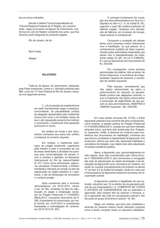 Fórum de Contratação e Gestão Pública – FCGP, Belo Horizonte, ano 14, n. 158, p. 74-77, fev. 2015
﻿
ACÓRDÃOS NA ÍNTEGRA 75
tes as acima indicadas.
Decide a Sétima Turma Especializada do
Tribunal Regional Federal da 2ª Região, por unanimi-
dade, negar provimento ao Agravo de Instrumento, nos
termos do voto do Relator constante dos autos, que fica
fazendo parte integrante do presente julgado.
Rio de Janeiro, de de .
Reis Friede
Relator
RELATÓRIO
Trata-se de Agravo de Instrumento, interposto
pela Parte Impetrante, contra a r. Decisão proferida pelo
MM. Juízo da 11ª Vara Federal do Rio de Janeiro, lança-
da nos seguintes termos:
“[...] A concessão de medida liminar
em sede mandamental exige a presença,
concomitante, da plausibilidade jurídica
da alegação apresentada pelo impetrante
(fumus boni iuris) e do fundado receio de
que o ato impugnado possa tornar ineficaz
o provimento j urisdicional final pleiteado
(periculum in mora).
Da análise da inicial e dos docu-
mentos carreados aos autos não verifico
a presença do primeiro requisito.
Em síntese, a impetrante parti-
cipou do pregão presencial, organizado
pela Infraero e para a concessão de uso
de áreas destinadas à atividade de quios-
que para comercialização de jornais, li-
vros e revistas e depósito, no Aeroporto
Internacional do Rio de Janeiro/Galeão
(fl. 47). Como única participante, sagrou-
-se vencedora. Posteriormente, a Infraero
manifestou interesse em anular os atos de
adjudicação do objeto licitatório à i mpe-
trante, o ato de declaração de vencedora
e o próprio pregão.
Após sucessivos atos e recursos
administrativos, em 02.07.2014, vieram
a ser, de fato, anulados os atos de adju-
dicação do objeto e declaração vence-
dor do Pregão Presencial nº 210/ADRJ/
SBGL/2013, consoante documento de fl.
260. A postulante foi comunicada, por car-
ta formal, em 14.07.2014 e considerada
fracassada a homologação do certame,
em 25.07.2014 (fl. 267).
O principal fundamento da anula-
ção dos atos administrativos em foco foi o
disposto no item 4.2, “e” do Edital (fl. 54),
segundo o qual não poderia participar do
referido pregão, “empresa com decreta-
ção de falência, em processo de recupe-
ração judicial ou extrajudicial.”
Conquanto a anulação em debate
tenha como premissa motivo relacionado
com a habilitação, ao que parece, foi o
conhecimento pretérito de fatos superve-
nientes pelas autoridades impetradas que
deram azo à desclassificação da impe-
trante (artigo 43, §5º, da Lei nº 8.666/93).
É o que se depreende dos documentos de
fls. 254/256.
Por conseguinte, numa primeira
aproximação da matéria, não se extrai, de
forma inequívoca, a ocorrência de irregu-
laridades capazes de autorizar a conces-
são da medida requerida.
Pelo exposto, considerando que
não restou demonstrado de plano o
preenchimento do requisito da plausibi-
lidade jurídica das alegações autorais, e
que a impetrante não logrou desconstituir
a presunção de legitimidade de que go-
zam os atos administrativos, INDEFIRO A
LIMINAR requerida.” (fls. 336/339).
Em suas razões recursais (fls. 01/30), a Parte
Agravante assevera que somente ela teria comparecido,
como licitante, à sessão pública do Pregão Presencial
nº 210/ADRJ/SBGL/2013, ocasião em que teria ofertado
proposta única, que teria sido aceita pela Sra. Pregoei-
ra, passando, então, à abertura do invólucro para con-
ferência dos documentos de habilitação, momento em
que teria se constatado a regularidade da Agravante. Em
acréscimo, afirma que teria sido declarada habilitada e
vencedora da licitação, cujo objeto teria sido adjudicado
na própria audiência pública.
Narra, a Agravante, que, aproximadamente um
mês depois, teria sido surpreendida pelo Ofício-Circu-
lar nº 3993/ADRJ-4/2013, que comunicava a revogação
dos atos de adjudicação do objeto da licitação e de de-
claração da Agravante como vencedora do certame, em
razão do suposto enquadramento da licitante na alínea
“e” do item 4.2 do Edital da licitação, tendo em vista que
a franqueadora da Agravante estaria em processo de re-
cuperação judicial.
A Agravante sustenta a ilegalidade de sua ex-
clusão, aduzindo que “(i) os efeitos da recuperação judi-
cial da sua franqueadora L.S. COMÉRCIO DE LIVROS
E ARTIGOS DE CONVENIÊNCIA não se estendem à
agravante, pelo simples fato de explorar a franquia, e;
(ii) a agravante não está em recuperação judicial e não
faz parte do grupo Econômico Laselva.” (fl. 06).
Alega, em síntese, que teria sido inabilitada e
excluída do certame mesmo tendo oferecido proposta
única e tendo cumprido todos os requisitos estabeleci-
 