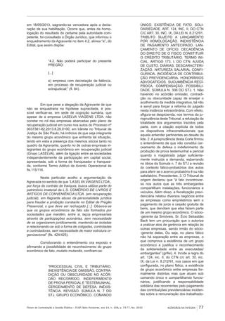 Fórum de Contratação e Gestão Pública – FCGP, Belo Horizonte, ano 14, n. 158, p. 74-77, fev. 2015
﻿
ACÓRDÃOS NA ÍNTEGRA 77
em 16/09/2013, sagrando-se vencedora após a decla-
ração de sua habilitação. Ocorre que, antes da homo-
logação do resultado do certame pela autoridade com-
petente, foi consultado o Órgão Jurídico, que informou o
enquadramento da Agravante no item 4.2, alínea “e”, do
Edital, que assim dispõe:
“4.2. Não poderá participar do presente
PREGÃO:
[...]
e) empresa com decretação de falência,
em processo de recuperação judicial ou
extrajudicial;” (fl. 84).
Em que pese a alegação da Agravante de que
não se enquadraria na hipótese supracitada, é pos-
sível verificar-se, em sede de cognição sumária, que
apesar de a empresa LASELVA VIAGENS LTDA. não
constar no rol das empresas abarcadas pelo plano de
recuperação judicial em curso nos autos do Processo nº
0037381-82.2013.8.26.0100, em trâmite no Tribunal de
Justiça de São Paulo, há indícios de que seja integrante
do mesmo grupo econômico que enfrenta tal situação,
tendo em vista a presença dos mesmos sócios tanto no
quadro da Agravante, quanto no de outras empresas in-
tegrantes do grupo econômico em recuperação judicial
(Grupo LASELVA), além da ligação entre as sociedades
independentemente da participação em capital social,
apresentada, sob a forma de franqueador e franquea-
da, conforme Termo Aditivo de Acordo Operacional às
fls.115/116.
Neste particular acolho a argumentação da
Agravada no sentido de que “LASELVA VIAGENS LTDA.,
por força do contrato de franquia, busca utilizar parte do
patrimônio imaterial da L.S. COMÉRCIO DE LIVROS E
ARTIGOS DE CONVENIÊNCIA LTDA. (em recuperação
judicial), em flagrante abuso da personalidade jurídica
para fraudar a proibição constante no Edital de Pregão
Presencial, o que deve ser rechaçado [...]. Observa-se
que os grupos econômicos de fato são formados por
sociedades que mantêm, entre si, laços empresariais
através de participações acionárias, sem necessidade
de se organizarem juridicamente, mantendo-se isoladas
e relacionando-se sob a forma de coligadas, controladas
e controladoras, sem necessidade de maior estrutura or-
ganizacional” (fls. 424/425).
Corroborando o entendimento ora exposto e
afirmando a possibilidade de reconhecimento do grupo
econômico de fato, mutatis mutandis, confiram-se:
“PROCESSUAL CIVIL E TRIBUTÁRIO.
INEXISTÊNCIA DE OMISSÃO, CONTRA-
DIÇÃO OU OBSCURIDADE NO ACÓR-
DÃO RECORRIDO. INDEFERIMENTO
DE PROVA PERICIAL E TESTEMUNHAL.
CERCEAMENTO DE DEFESA. INEXIS-
TÊNCIA. REVISÃO. SÚMULA N. 7 DO
STJ. GRUPO ECONÔMICO. COMANDO
ÚNICO. EXISTÊNCIA DE FATO. SOLI-
DARIEDADE. ART. 124, INC. II, DO CTN
C/C ART. 30, INC. IX, DA LEI N. 8.212/91.
TRIBUTO SUJEITO A LANÇAMENTO
POR HOMOLOGAÇÃO. INEXISTÊNCIA
DE PAGAMENTO ANTECIPADO. LAN-
ÇAMENTO DE OFÍCIO. DECADÊNCIA
DO DIREITO DE O FISCO CONSTITUIR
O CRÉDITO TRIBUTÁRIO. TERMO INI-
CIAL. ARTIGO 173, I, DO CTN. AJUDA
DE CUSTO. DIÁRIAS. DESCARACTERI-
ZAÇÃO. NATUREZA SALARIAL CONFI-
GURADA. INCIDÊNCIA DE CONTRIBUI-
ÇÃO PREVIDENCIÁRIA. HONORÁRIOS
ADVOCATÍCIOS. SUCUMBÊNCIA RECÍ-
PROCA. COMPENSAÇÃO. POSSIBILI-
DADE. SÚMULA N. 306 DO STJ. 1. Não
havendo no acórdão omissão, contradi-
ção ou obscuridade capaz de ensejar o
acolhimento da medida integrativa, tal não
é servil para forçar a reforma do julgado
nesta instância extraordinária. Com efeito,
afigura-se despicienda, nos termos da ju-
risprudência deste Tribunal, a refutação da
totalidade dos argumentos trazidos pela
parte, com a citação explícita de todos
os dispositivos infraconstitucionais que
aquela entender pertinentes ao desate da
lide. 2. A jurisprudência desta Corte firmou
o entendimento de que não constitui cer-
ceamento de defesa o indeferimento da
produção de prova testemunhal e pericial
quando o magistrado julgar suficiente-
mente instruída a demanda, esbarrando
no óbice da Súmula n. 7 do STJ a revisão
do contexto fático-probatórios dos autos
para aferir se o acervo probatório é ou não
satisfatório. Precedentes. 3. O Tribunal de
origem declarou que “é fato incontrover-
so nos autos que as três embargantes
compartilham instalações, funcionários e
veículos. Além disso, a fiscalização previ-
denciária relatou diversos negócios entre
as empresas como empréstimos sem o
pagamento de juros e cessão gratuita de
bens, que denotam que elas fazem parte
de um mesmo grupo econômico. O sócio-
-gerente da Simóveis, Sr. Écio Sebastião
Back tem um procuração que o autoriza
a praticar atos de gerência em relação às
outras empresas, sendo irmão do sócio-
-gerente delas. Ou seja, no plano fático
não há separação entre as empresas, o
que comprova a existência de um grupo
econômico e justifica o reconhecimento
da solidariedade entre as executadas/
embargantes” (grifei). 4. Incide a regra do
art. 124, inc. II, do CTN c/c art. 30, inc.
IX, da Lei n. 8.212/91, nos casos em que
configurada, no plano fático, a existência
de grupo econômico entre empresas for-
malmente distintas mas que atuam sob
comando único e compartilhando funcio-
nários, justificando a responsabilidade
solidária das recorrentes pelo pagamento
das contribuições previdenciárias inciden-
tes sobre a remuneração dos trabalhado-
 