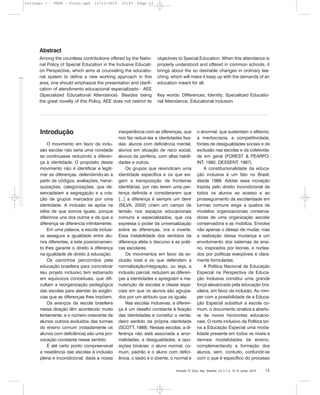 Among the countless contributions offered by the Natio-
nal Policy of Special Education in the Inclusive Educati-
on Perspective, which aims at counseling the educatio-
nal system to define a new working approach in this
area, one should emphasize the presentation and clarifi-
cation of atendimento educacional especializado - AEE
(Specialized Educational Attendance). Besides being
the great novelty of this Policy, AEE does not restrict its
objectives to Special Education. When this attendance is
properly understood and offered in common schools, it
brings about the so desirable changes in ordinary tea-
ching, which will make it keep up with the demands of an
education meant for all.
Key words: Differences; Identity; Specialized Educatio-
nal Attendance; Educational inclusion.
Introdução
O movimento em favor da inclu-
são escolar não seria uma novidade
se continuasse reduzindo a diferen-
ça à identidade. O propósito desse
movimento não é identificar e legiti-
mar as diferenças, defendendo-as a
partir de códigos, avaliações, hierar-
quizações, categorizações, que de-
sencadeiam a segregação e a cria-
ção de grupos marcados por uma
identidade. A inclusão se apóia na
idéia de que somos iguais, porque
diferimos uns dos outros e de que a
diferença se diferencia infinitamente.
Em uma palavra, a escola inclusi-
va assegura a igualdade entre alu-
nos diferentes, e este posicionamen-
to lhes garante o direito à diferença
na igualdade de direito à educação.
Os caminhos percorridos pela
educação brasileira para concretizar
seu projeto inclusivo tem esbarrado
em equívocos conceituais, que difi-
cultam a reorganização pedagógica
das escolas para atender às exigên-
cias que as diferenças lhes impõem.
Os avanços da escola brasileira
nessa direção têm acontecido muito
lentamente, e o número crescente de
alunos outrora excluídos das turmas
do ensino comum (notadamente os
alunos com deficiência) são uma pro-
vocação constante nesse sentido.
É até certo ponto compreensível
a resistência das escolas à inclusão
plena e incondicional, dada a nossa
inexperiência com as diferenças, que
nos faz reduzi-las a identidades fixa-
das: alunos com deficiência mental,
alunos em situação de risco social,
alunos da periferia, com altas habili-
dades e outros.
Os grupos que reivindicam uma
identidade específica e os que exi-
gem a transposição de fronteiras
identitárias, por não terem uma per-
tença definida e considerarem que
[...] a diferença é sempre um devir
(SILVA, 2002) criam um campo de
tensão nos espaços educacionais
comuns e especializados, que ora
expressa o poder da universalização
sobre as diferenças, ora o inverte.
Essa instabilidade dos sentidos da
diferença afeta o discurso e as práti-
cas escolares.
Os movimentos em favor da ex-
clusão total e os que defendem a
normalização/integração, ou seja, a
inclusão parcial, reduzem as diferen-
ças a identidades e apregoam a ma-
nutenção de escolas e classe espe-
ciais em que os alunos são agrupa-
dos por um atributo que os iguala.
Nas escolas inclusivas, a diferen-
ça é um desafio constante à fixação
das identidades e constitui o verda-
deiro sentido da própria identidade
(SCOTT, 1988). Nessas escolas, a di-
ferença não está associada a anor-
malidades, a desigualdades, a opo-
sições binárias: o aluno normal, co-
mum, padrão e o aluno com defici-
ência, o sadio e o doente, o normal e
o anormal, que sustentam o elitismo,
a meritocracia, a competitividade,
fontes de desigualdades sociais e de
exclusão nas escolas e da coletivida-
de em geral (FOREST & PEARPO-
INT, 1992; DESSENT, 1987).
A constitucionalidade da educa-
ção inclusiva é um fato no Brasil,
desde 1988. Adotar essa inovação
trazida pelo direito incondicional de
todos os alunos ao acesso e ao
prosseguimento da escolaridade em
turmas comuns exige a quebra de
modelos organizacionais conserva-
dores de uma organização escolar
conservadora e as mobiliza. Envolve
não apenas o desejo de mudar, mas
a realização dessa mudança e um
envolvimento dos sistemas de ensi-
no, inspirados por teorias, e nortea-
dos por políticas exeqüíveis e clara-
mente formuladas.
A Política Nacional de Educação
Especial na Perspectiva da Educa-
ção Inclusiva constitui uma grande
força alavancada pela educação bra-
sileira, em favor da inclusão. Ao rom-
per com a possibilidade de a Educa-
ção Especial substituir a escola co-
mum, o documento sinaliza a abertu-
ra de novos horizontes educacio-
nais. O norte inclusivo da Política tor-
na a Educação Especial uma moda-
lidade presente em todos os níveis e
demais modalidades de ensino,
complementando a formação dos
alunos, sem, contudo, confundir-se
com o que é específico do processo
Inclusão: R. Educ. esp., Brasília, v.5, n.1, p. 12-15, jan/jul. 2010 13
Abstract
Inclusao 7 - FNDE - Final.qxd 13/11/2010 10:47 Page 13
 