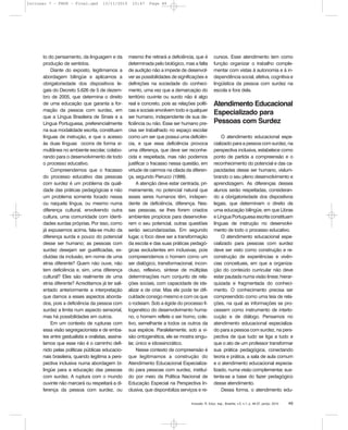 Inclusão: R. Educ. esp., Brasília, v.5, n.1, p. 46-57, jan/jul. 2010 49
to do pensamento, da linguagem e da
produção de sentidos.
Diante do exposto, legitimamos a
abordagem bilingüe e aplicamos a
obrigatoriedade dos dispositivos le-
gais do Decreto 5.626 de 5 de dezem-
bro de 2005, que determina o direito
de uma educação que garanta a for-
mação da pessoa com surdez, em
que a Língua Brasileira de Sinais e a
Língua Portuguesa, preferencialmente
na sua modalidade escrita, constituam
línguas de instrução, e que o acesso
às duas línguas ocorra de forma si-
multânea no ambiente escolar, colabo-
rando para o desenvolvimento de todo
o processo educativo.
Compreendemos que o fracasso
do processo educativo das pessoas
com surdez é um problema da quali-
dade das práticas pedagógicas e não
um problema somente focado nessa
ou naquela língua, ou mesmo numa
diferença cultural, envolvendo outra
cultura, uma comunidade com identi-
dades surdas próprias. Por isso, como
já expusemos acima, fala-se muito da
diferença surda e pouco do potencial
desse ser humano; as pessoas com
surdez desejam ser guetificadas, ex-
cluídas da inclusão, em nome de uma
etnia diferente? Quem não ouve, não
tem deficiência e, sim, uma diferença
cultural? Eles são realmente de uma
etnia diferente? Acreditamos já ter sali-
entado anteriormente a interpretação
que damos a esses aspectos aborda-
dos, pois a deficiência da pessoa com
surdez a limita num aspecto sensorial,
mas há possibilidades em outros.
Em um contexto de rupturas com
essa visão segregacionista e de emba-
tes entre gestualista e oralistas, assina-
lamos que esse não é o caminho defi-
nido pelas políticas públicas educacio-
nais brasileira, quando legitima a pers-
pectiva inclusiva numa abordagem bi-
lingüe para a educação das pessoas
com surdez. A ruptura com o mundo
ouvinte não marcará ou respeitará a di-
ferença da pessoa com surdez, ou
mesmo lhe retirará a deficiência, que é
determinada pelo biológico, mas a falta
de audição não a impede de desenvol-
ver as possibilidades de significações e
definições na sociedade do conheci-
mento, uma vez que a demarcação do
território ouvinte ou surdo não é algo
real e concreto, pois as relações políti-
cas e sociais envolvem todo e qualquer
ser humano, independente de sua de-
ficiência ou não. Esse ser humano pre-
cisa ser trabalhado no espaço escolar
como um ser que possui uma deficiên-
cia, e que essa deficiência provoca
uma diferença, que deve ser reconhe-
cida e respeitada, mas não podemos
justificar o fracasso nessa questão, em
virtude de cairmos na cilada da diferen-
ça, segundo Pierucci (1999).
A atenção deve estar centrada, pri-
meiramente, no potencial natural que
esses seres humanos têm, indepen-
dente de deficiência, diferença. Nes-
sas pessoas, se lhes forem criados
ambientes propícios para desenvolve-
rem o seu potencial, outras questões
serão secundarizadas. Em segundo
lugar, o foco deve ser a transformação
da escola e das suas práticas pedagó-
gicas excludentes em inclusivas, pois
compreendemos o homem como um
ser dialógico, transformacional, incon-
cluso, reflexivo, síntese de múltiplas
determinações num conjunto de rela-
ções sociais, com capacidade de ide-
alizar e de criar. Mas ele pode ter difi-
culdade consigo mesmo e com os que
o rodeiam. Sob a égide do processo fi-
logenético do desenvolvimento huma-
no, o homem reflete o ser homo, cole-
tivo, semelhante a todos os outros da
sua espécie. Paralelamente, sob a vi-
são ontogenética, ele se mostra singu-
lar, único e idiossincrático.
Nesse contexto de compreensão é
que legitimamos a construção do
Atendimento Educacional Especializa-
do para pessoas com surdez, instituí-
do por meio da Política Nacional de
Educação Especial na Perspectiva In-
clusiva, que disponibiliza serviços e re-
cursos. Esse atendimento tem como
função organizar o trabalho comple-
mentar com vistas à autonomia e à in-
dependência social, afetiva, cognitiva e
lingüística da pessoa com surdez na
escola e fora dela.
Atendimento Educacional
Especializado para
Pessoas com Surdez
O atendimento educacional espe-
cializado para a pessoa com surdez, na
perspectiva inclusiva, estabelece como
ponto de partida a compreensão e o
reconhecimento do potencial e das ca-
pacidades desse ser humano, vislum-
brando o seu pleno desenvolvimento e
aprendizagem. As diferenças desses
alunos serão respeitadas, consideran-
do a obrigatoriedade dos dispositivos
legais, que determinam o direito de
uma educação bilíngüe, em que Libras
e Língua Portuguesa escrita constituam
línguas de instrução no desenvolvi-
mento de todo o processo educativo.
O atendimento educacional espe-
cializado para pessoas com surdez
deve ser visto como construção e re-
construção de experiências e vivên-
cias conceituais, em que a organiza-
ção do conteúdo curricular não deve
estar pautada numa visão linear, hierar-
quizada e fragmentada do conheci-
mento. O conhecimento precisa ser
compreendido como uma teia de rela-
ções, na qual as informações se pro-
cessem como instrumento de interlo-
cução e de diálogo. Pensamos no
atendimento educacional especializa-
do para a pessoa com surdez, na pers-
pectiva de que tudo se liga a tudo e
que o ato de um professor transformar
sua prática pedagógica, conectando
teoria e prática, a sala de aula comum
e o atendimento educacional especia-
lizado, numa visão complementar, sus-
tenta-se a base do fazer pedagógico
desse atendimento.
Dessa forma, o atendimento edu-
Inclusao 7 - FNDE - Final.qxd 13/11/2010 10:47 Page 49
 