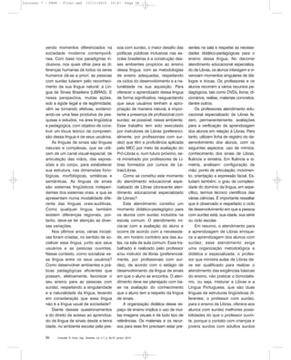 Inclusão: R. Educ. esp., Brasília, v.5, n.1, p. 46-57, jan/jul. 201056
vendo momentos diferenciados na
sociedade moderna contemporâ-
nea. Com base nos paradigmas in-
clusivos, nos quais olhar para as di-
ferenças humanas de todos os seres
humanos dá-se a priori, as pessoas
com surdez lutaram pelo reconheci-
mento da sua língua natural: a Lín-
gua de Sinais Brasileira (LIBRAS). E
nessa perspectiva, muitas ações,
sob a égide legal e de legitimidade,
vêm se tornando efetivas, evidenci-
ando-se uma fase produtiva de pes-
quisas e estudos, na área lingüística
e pedagógica, com objetivo de cons-
truir um lócus teórico de compreen-
são dessa língua e de seus usuários.
As línguas de sinais são línguas
naturais e complexas, que se utili-
zam de um canal visual-espacial, de
articulação das mãos, das expres-
sões e do corpo, para estabelecer
sua estrutura, nas dimensões fono-
lógicas, morfológicas, sintáticas e
semânticas. As línguas de sinais
são sistemas lingüísticos indepen-
dentes dos sistemas orais, e que se
apresentam numa modalidade dife-
rente das línguas orais-auditivas.
Como qualquer língua, também
existem diferenças regionais, por-
tanto, deve-se ter atenção as diver-
sas variações.
Nos últimos anos, várias iniciati-
vas foram criadas, no sentido de so-
cializar essa língua, junto aos seus
usuários e as pessoas ouvintes.
Nesse contexto, como socializar es-
sa língua entre os seus usuários?
Como desenvolver ambientes e prá-
ticas pedagógicas eficientes que
possam, efetivamente, favorecer o
seu ensino para as pessoas com
surdez, respeitando a singularidade
e a naturalidade da língua, levando
em consideração que essa língua
não é a língua usual da sociedade?
Diante desses questionamentos
e do direito de acesso ao aprendiza-
do da língua de sinais desde a tenra
idade, no ambiente escolar pela pes-
soa com surdez, o maior desafio das
políticas públicas inclusivas nas es-
colas brasileiras é a construção des-
ses ambientes propícios ao ensino
dessa língua, com as metodologias
de ensino adequadas, respeitando
os ciclos do desenvolvimento e a na-
turalidade na sua aquisição. Para
oferecer o aprendizado dessa língua
de forma significativa, resguardando
que seus usuários tenham a apro-
priação de maneira natural, é impor-
tante a presença de profissional com
surdez, se possível, nesse ambiente.
Esse trabalho tem sido executado
por instrutores de Libras (preferenci-
almente, por profissionais com sur-
dez) que têm a proficiência aplicada
pelo MEC por meio da avaliação do
Pró-Libras e, num futuro próximo, se-
rá ministrado por professores de Li-
bras formados por cursos de Le-
tras/Libras.
Como se constitui este momento
do atendimento educacional espe-
cializado de Libras (doravante aten-
dimento educacional especializado
de Libras)?
Este atendimento constitui um
momento didático-pedagógico para
os alunos com surdez incluídos na
escola comum. O atendimento ini-
cia-se com a avaliação do aluno e
ocorre de acordo com a necessida-
de, em horário contrário aos das au-
las, na sala de aula comum. Esse tra-
balhado é realizado pelo professor
e/ou instrutor de libras (preferencial-
mente, por profissionais com sur-
dez), de acordo com o estágio de
desenvolvimento da língua de sinais
em que o aluno se encontra. O aten-
dimento deve ser planejado com ba-
se na avaliação do conhecimento
que o aluno tem a respeito da língua
de sinais.
A organização didática desse es-
paço de ensino implica o uso de mui-
tas imagens visuais e de todo tipo de
referências. Os materiais e os recur-
sos para esse fim precisam estar pre-
sentes na sala e respeitar as necessi-
dades didático-pedagógicas para o
ensino dessa língua. No decorrer
atendimento educacional especializa-
do de Libras, os alunos interagem e vi-
venciam momentos singulares de diá-
logos e trocas. Os professores e os
alunos recorrem a vários recursos pe-
dagógicos, tais como DVDs, livros, di-
cionários, reálias, materiais concretos,
dentre outros.
Os professores atendimento edu-
cacional especializado de Libras fa-
zem, permanentemente, avaliações
para a verificação da aprendizagem
dos alunos em relação à Libras. Para
tanto, utilizam ficha de registro do de-
senvolvimento dos alunos, com os
seguintes aspectos: uso de mímica;
conhecimento dos sinais de Libras,
fluência e simetria. Em fluência e si-
metria, analisam: configuração de
mão; ponto de articulação; movimen-
to; orientação e expressão facial. Es-
tudam também, o grau de complexi-
dade do domínio da língua, em espe-
cífico, termos técnico científicos das
várias ciências. É importante ressaltar
que é observado e respeitado o ciclo
de desenvolvimento em que a pessoa
com surdez está, sua idade, sua série
ou ciclo escolar.
Em resumo, o atendimento para
a aprendizagem de Libras enrique-
ce a aprendizagem dos alunos com
surdez; esse atendimento exige
uma organização metodológica e
didática e especializada; o profes-
sor que ministra aulas de Libras de-
ve ser qualificado para realizar o
atendimento das exigências básicas
do ensino, não praticar o bimodalis-
mo, ou seja, misturar a Libras e a
Língua Portuguesa, que são duas
línguas de estruturas lingüísticas di-
ferentes; o professor com surdez,
para o ensino de Libras, oferece aos
alunos com surdez melhores possi-
bilidades do que o professor ouvin-
te, porque o contato com crianças e
jovens surdos com adultos surdos
Inclusao 7 - FNDE - Final.qxd 13/11/2010 10:47 Page 56
 