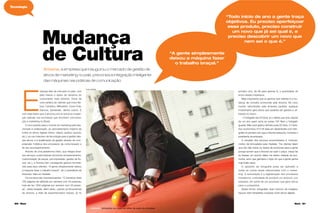 20 Maria Maria 21
E
mpresa líder de mercado no país, com
pelo menos o dobro do tamanho do
concorrente mais próximo. Dona de
uma carteira de clientes que inclui Na-
tura, Carrefour, Mitsubishi, Coca-Cola,
Danone, Santander, dentre outros. É
com esse lastro que a arizona.com.br provoca mudan-
ças radicais nos processos que envolvem comunica-
ção e marketing no Brasil.
O novo padrão para o mundo do marketing está rela-
cionado à colaboração, ao aproveitamento máximo de
todos os ativos digitais (fotos; vídeos; áudios; layouts;
etc.); ao uso intensivo de tecnologia para a gestão des-
ses ativos; e à qualiﬁcação da gestão através de com-
preensão holística dos processos de comunicação e
do seu acompanhamento.
Através de uma plataforma Visto, que integra diver-
sos serviços customizáveis (incluindo armazenamento,
customização de peças; pré-impressão; gestão de ﬂu-
xos; etc.), a Arizona tem conseguido ganhos formidá-
veis para seus clientes. “A gente simplesmente deixou
a máquina fazer o trabalho braçal”, diz o presidente da
empresa, Marcus Hadade.
Os números são impressionantes. “O Carrefour fazia
700 páginas de tablóide por semana com 45 pessoas,
hoje ele faz 1500 páginas por semana com 23 pesso-
as”, relata Hadade. Além disso, usando as ferramentas
da Arizona, a rede de supermercados reduziu, já no
primeiro ano, de 96 para apenas 9, a quantidade de
erros nesses impressos.
Mais importante que os ganhos dos clientes é a mu-
dança de conceito promovida pela Arizona. No novo
mundo vislumbrado pela empresa paulista, qualquer
investimento gera ativos que poderão ser geridos e uti-
lizados no futuro.
- O fotógrafo tira 20 fotos, aí o cliente usa uma, depois
de um ano quem acha as outras 19? Nem o fotógrafo
guarda. Mas você gastou dinheiro para 20 fotos. O Carre-
four economizou 473 mil reais em desembolso com foto-
graﬁa no primeiro ano que a Arizona estava lá, comenta o
presidente da empresa.
A robustez dos recursos economizados é, inclusive,
motivo de brincadeira para Hadade. “Os clientes falam
que não dão todos os dados de economia para a gente
porque acham que a Arizona vai subir o preço. (risos) Se
eu ﬁzesse um acordo deles me darem metade da eco-
nomia, acho que ganharia o triplo do que a gente ganha
hoje (mais risos).
O episódio da fotografia pode ser aplicado a
todas as outras áreas relacionadas com o marke-
ting. A automação e a digitalização dos processos
transforma a atividade de produzir um anúncio, por
exemplo, em parte de um processo que gera ativos
para a companhia.
Dessa forma, fotograﬁas viram bancos de imagens;
layouts viram templates; produtos viram ativos digitais.
Mudança
de Cultura
Arizona, a empresa que inaugurou o mercado de gestão de
ativos de marketing no país, preconiza a integração inteligente
das máquinas nas práticas de comunicação.
“Todo início de ano a gente traça
objetivos. Eu preciso aperfeiçoar
esse produto, preciso construir
um novo que já sei qual é, e
preciso descobrir um novo que
nem sei o que é.”
“A gente simplesmente
deixou a máquina fazer
o trabalho braçal.”
Hadade | brincando na mesa de bilhar da sede da empresa
© EDU MENDES
Tecnologia
 