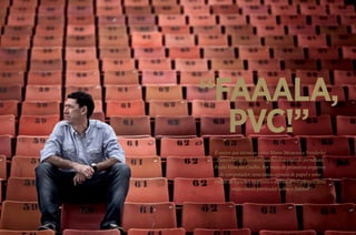 60
Por Gian Oddi Fotos Na Lata
“FAAALA,
PVC!”
É assim que técnicos como Mano Menezes e Vanderlei
Luxemburgo atendem aos telefonemas do jornalista
Paulo Vinicius Coelho. Por meio de prosaicos arquivos
de computador, uma tosca agenda de papel e uma
rotina de ligações matinais e diárias, PVC oferece uma
visão muito particular sobre o futebol
 