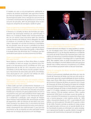 16
O trabalho do setor se dá principalmente viabilizando as
compras de produtos produzidos pela agricultura familiar,
por meio de cooperativas. Também apoia diversas iniciativas
de promoção da saúde, como a redução do consumo de sal,
o controle e monitoramento de agrotóxicos e o aumento do
consumo de pescados, além da participação ativa na pro-
moção de campanhas de vacinação e saúde em geral.
Quais as parcerias e compartilhamentos de metas e
ações da Abras com as demais associações do setor?
A diretoria e o conselho da Abras são formados por repre-
sentantes das associações estaduais de supermercados. A
Abras e as 27 estaduais filiadas estão intrinsecamente liga-
das, em um mesmo corpo associativo (além dos diretores
que são membros de estaduais, temos delegados de todas
as estaduais no conselho da Abras) e com objetivos defi-
nidos e aprovados em reuniões de diretoria e assembleias.
No ano passado, antes de assumir a presidência da Abras,
visitei todos os estados e ouvi todas as sugestões de pautas
a serem trabalhadas. Nosso plano de gestão, o Abras Maior,
é resultado direto das demandas das 27 estaduais, que têm
canal aberto para opinar nos direcionamentos da Abras.
Quais os principais desafios que o setor e a Abras
têm pela frente?
Nosso objetivo, constante no Plano Abras Maior, é ampliar
os resultados no setor em vendas nos próximos anos che-
gando a um faturamento de R$ 314 bilhões em 2014, que
representará 6% do PIB. Em 2012, faturamos cerca de R$
250 bilhões (5,5% do PIB). Nossos estudos também indicam
que o faturamento do setor pode subir de R$ 224,3 bilhões,
marca alcançada em 2011, para R$ 518,7 bilhões em 2023.
Portanto, temos muito trabalho pela frente.
Qual o atual cenário do setor em relação a desen-
volvimento, crescimento, mudanças e inovações
tecnológicas e de serviços?
A Abras avalia que bons acontecimentos favorecem a in-
dústria, o comércio e o setor de serviços em 2013, fazendo
avançar ainda mais o crescimento do mercado consumidor.
Acredito que a indústria, em geral, poderá evoluir em 2013 e
nos próximos anos, pois vários benefícios foram dados pelo
governo para ajudar a superar a crise internacional, alavan-
car e modernizar a produção, como redução do Imposto
sobre Produtos Industrializados (IPI), desonerações da folha
de pagamentos, além da redução da taxa básica dos juros.
Como aconteceu nos últimos anos, o crescimento da massa
salarial e a melhora da distribuição de renda continuarão pu-
xando o desempenho dos supermercados. E, para que esse
crescimento se dê, as empresas do setor precisarão investir
ainda mais na inovação de processos e em tecnologias.
Qual a importância das novas tecnologias para o
setor e como a Abras trata esse tema?
O desenvolvimento tecnológico no varejo brasileiro é constan-
te, com tecnologias atuais como a de RFID (identificação por
radiofrequência) e o uso de etiquetas eletrônicas se ampliando
nos pontos de venda. O tema é tão importante para o setor que
a Abras, por meio do seu Comitê de Inovação eTecnologia, criou
o Banco de Informações e Tecnologia para os Supermercados
(BITS). Mais detalhes estão no portal www.abras.com.br. Sem
dúvida, a tecnologia é uma forte aliada do setor para que possa
atender mais e melhor, neste ano e nos próximos, os 25 milhões
de consumidores que passam todos os dias por nossas lojas.
Como é a atuação da Abras na área de preven-
ção de perdas?
O tema é continuamente trabalhado pela Abras por meio do
Comitê de Prevenção de Perdas, que este ano está sendo re-
estruturado, agora sob a responsabilidade do diretor da Abras,
Pedro Joanir Zonta. Além disso, anualmente o Departamento
de Economia e Pesquisas da Abras, em parceria com o Grupo
de Prevenção de Perdas do Programa do Varejo da Fundação
Instituto de Administração (Provar/FIA), realiza a pesquisa de-
nominada“Avaliação de Perdas no Varejo Brasileiro: Supermer-
cados”. A 12ª edição, realizada no ano passado, indicou que
furtos internos (15% das perdas), externos (19%) e quebra
operacional (33%) foram as principais causas das perdas se-
toriais, somando 67% do prejuízo no autosserviço. De acordo
com a mesma pesquisa, o setor registrou perdas de 1,96%
sobre o faturamento líquido em 2011, o que totaliza R$ 4,39
bilhões, com diminuição de 13% sobre 2010, quando o índice
foi de 2,26%. Portanto, controlar as perdas em todas as áreas
dos supermercados continua a ser um grande desafio do se-
tor. Esse desafio só pode ser enfrentado com ações estratégi-
cas e operacionais focadas na questão, desde a inovação em
processos até investimentos em pessoal e tecnologia.
C
M
Y
CM
MY
CY
CMY
K
FOTO:DenisRibeiro
 