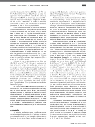 113
Ter Man. 2012; 10(47):111-116
Roberta D. Lazzari, Nathalia A. C. Duarte, Leandro H. Grecco, et al.
domiciliar da seguinte maneira: EENM (n=18), TES (es-
timulação elétrica limiar; n=20), Placebo (n=22), mas
apenas 53 crianças concluíram o estudo. No estudo re-
alizado por Ho et al(23)
, as 15 crianças (nove com PC e
seis com desenvolvimento típico - DT) foram divididas
em três grupos e submetidas a 30 coletas de análise tri-
dimensional da marcha, em um único dia de sessão ex-
perimental de FES no músculo gastrocnêmio.
Cinco crianças realizaram 15 coletas de análise tri-
dimensionais da marcha, sendo 15 coletas com FES se-
guida por 15 sessões sem FES; quatro crianças realiza-
ram 15 coletas sem FES seguidas de 15 coletas com o
FES; e seis crianças com DT realizaram 30 coletas sem
FES. No estudo realizado por Van de Linder et al(24)
par-
ticiparam 14 crianças divididas em dois grupos de sete
crianças. O grupo experimental recebeu estimulação
nos músculos dorsiﬂexores, duas semanas por meio da
EENM e oito semanas por meio de FES. O grupo contro-
le recebeu atendimento de ﬁsioterapia convencional. No
estudo realizado por Al-Abdulwahab & Al-Khatrawi(25)
51
crianças participaram do estudo divididas em três gru-
pos. O grupo experimental foi constituído por 21 crian-
ças com PC que receberam três protocolos de EENM. O
grupo controle foi formado por dez crianças com PC e o
grupo de DT por 20 crianças.
O tempo de intervenção, variou de uma única ses-
são há 16 semanas(22-25)
. O número de sessões sema-
nais variou entre uma e seis sessões por semana, com
um tempo mínimo estimado de dez minutos e máximo
de oito horas. A estimulação elétrica (EE) não foi proto-
colada em nenhum dos estudos. Os protocolos e os cri-
térios de progressão da EE foram descritos satisfatoria-
mente em três estudos. As principais características dos
estudos estão representadas na Tabela 1, onde os resul-
tados foram apresentados como o sinal “+” quando po-
sitivo para o grupo experimento, “-“ quando negativo
para o grupo controle e, “0” quando não houve diferen-
ça entre os grupos.
No estudo de Kerr et al(22)
foi observado melhora no
estilo de vida com avaliação do Questionário LAS(LAQ-
CP). No estudo realizado por Ho et al(23)
, não foram ob-
servadas melhoras na velocidade da marcha, no compri-
mento do passo e na frequência da passada. No estu-
do realizado por Van de Linder et al(24)
observou-se me-
lhora nos parâmetros cinemáticos da marcha e no ques-
tionário familiar. No estudo realizado por Al-Abdulwahab
& Al-Khatrawi(25)
, houve melhora nos parâmetros espa-
ço-temporais da marcha e diminuição da hipertonia adu-
tora.
DISCUSSÃO
Os estudos analisados nessa revisão apresenta-
ram poucas evidências do uso da EE aplicada em grupos
musculares de membros inferiores sobre o desempenho
funcional durante a marcha e a função motora grossa de
criança com PC. Os estudos analisaram um grupo con-
sideravelmente pequeno de crianças e efeitos positivos
foram observados na marcha.
Todos os estudos analisados nessa revisão utiliza-
ram como metodologia ensaio clínico do tipo controle
aleatorizado, comparando duas ou mais intervenções(22-
25)
. Esse tipo de estudo permite avaliar os efeitos da in-
tervenção e mudanças apresentadas nos participantes.
No entanto, não houve homogeneidade entre os estu-
dos quanto ao tipo de EE, grupo muscular estimulado
ou período de intervenção, limitando uma análise com-
parativa. Os estudos não realizaram períodos de acom-
panhamento após o uso da EE, sendo assim não é pos-
sível saber se os poucos efeitos adquiros por meio da EE
é mantido após o termino da intervenção.
No estudo realizado por Kerr et al(22)
, todos os par-
ticipantes tinham diagnóstico de PC. A EE foi realizada
nos músculos quadríceps por 16 semanas. Um grupo foi
submetido a EENM, outro a FES e o controle a FES pla-
cebo. Foi observado melhora na qualidade de vida rela-
tado pelos familiares utilizando o questionário LAS(LAQ-
CP), porém não houve melhora signiﬁcativa para pico de
torque de quadríceps, na função motora grossa (Gross
Motor Functional Measure) e nos parâmetros espaço-
temporais da marcha. Diferentes resultados foram en-
contrados por van de Linden et al(26)
e Al-Abdulwahab
& Al-Khatrawi.(25)
Por meio da EENM+FES dos dorsiﬂe-
xores do tornozelo(26)
e da EENM dos músculos glúte-
os médios,(25)
os autores observaram melhora dos pa-
râmtros cinemáticos e espaço-temporais da marcha.
É importante ressaltar que os estudos inclusos
nesta revisão envolveram a utilização da EE no ambien-
te domiciliar. Apenas Ho et al(23)
conduziram o estudo
em ambiente terapêutico, mas o estudo envolveu uma
única sessão experimental. Este fator gera margem para
um viés metodologico que se refere ao adequado cum-
primento dos protocolos pelos responsáveis das crian-
ças. Não é possível aﬁrmar se o posicionamento dos ele-
trodos, parâmetros, tempo e frequência da aplicação
foram seguidos adequadamente. Novos estudos devem
ser efetuados considerando o uso das diferentes moda-
lidades de EE realizada em ambiente terapêutico, com
supervisão de um ﬁsioterapeuta e como recurso a ser
utilizado em associação com os exercícios terapêuticos
funcionais.
Outro aspecto importante que deve ser discutido é
o número de participantes dos estudos e o grau de com-
prometimento motor dos mesmos. As amostras são re-
lativamente pequenas (mínimo de 14 e máximo de 53
participantes) divididas nos grupos experimento e con-
trole. Apenas no estudo de Kerr et al(22)
foi efetuado um
cálculo amostral para composição da sua amostra. Desta
forma se mostra necessário que estudos com tamanho
de amostra adequado sejam realizados para que o efei-
to da EE seja de fato detectado.
 