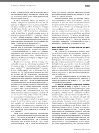 125
Ter Man. 2012; 10(47):123-128
Paulo Henrique Marchetti, Simone Dal Corso.
do a EE. Tal superestimação pode ser atribuída à relação
não-linear entre o esforço voluntário e o nível de ativa-
ção muscular ou mesmo a uma menor região muscular
inﬂuenciada pelo estímulo.
A ITT foi inicialmente utilizada por Merton(8)
, que
observou uma possível inatividade muscular com um
protocolo de fadiga do músculo adutor do polegar. Mer-
ton aplicou um estímulo elétrico durante uma contração
voluntária para detectar a presença de ﬁbras muscula-
res não ativas(8)
. A ITT é normalmente utilizada para
avaliar a capacidade de ativação muscular através do
sistema nervoso central (SNC). A EE sobre um músculo
ou nervo, é utilizada para ativar o músculo durante uma
CVM(15)
, reﬂetindo a capacidade de máxima ativação das
ﬁbras musculares, além de poder ser utilizada para dis-
tinguir a fadiga central da fadiga periférica(16)
.
Diversos estudos têm utilizado a ITT para mensu-
rar a total ativação muscular em (1) diferentes músculos
como o quadríceps femoral(17)
ou adutor do polegar(8)
;
(2) populações de adultos (17,18)
, idosos (19,20)
; (3) diferen-
tes problemas como desordens músculo-esqueléticas(21)
,
osteoartrite(22)
, derrame(23)
, doença pulmonar obstrutiva
crônica(23)
; (4) diferentes condições de fadiga(24)
ou (5)
treinamento de força(25,26)
.
Estudos têm explorado e descrito a relação entre
a ativação muscular e a estimativa produzida pela ITT,
através da variação de níveis de contração em sujeitos
jovens saudáveis(17,18)
e populações idosas(20)
, mostran-
do certa relação negativa entre os diferentes níveis de
contração e o ITT. Coeﬁcientes derivados de tais análi-
ses permitem que a ITT seja corrigida e se torne uma
forma mais acurada de predizer o potencial das ativa-
ções máximas. Diversos estudos reportam relações line-
ares entre a razão do ITT (torque após eletroestimula-
ção/potencialização do torque) e a força voluntária(27,28)
,
entretanto outros estudos apresentam uma relação não-
linear(10,29-32)
, além de também apresentarem uma rela-
ção negativa entre o nível de contração e a EE utilizando
ITT(17)
. A relação entre a ativação muscular atual e es-
timada através de análises de regressão, utilizando ITT,
são não-lineares(11,33,34)
, sendo normalmente deﬁnidas
por equações polinomiais de segunda-ordem(34)
.
Quando funções polinomiais são empregadas, a es-
timativa da real força máxima pode ser mais sensível a
leves variações nos valores obtidos durante as contra-
ções máximas. Consequentemente, pequenos erros na
determinação da amplitude dos estímulos superimpos-
tos, podem alterar signiﬁcativamente as estimativas da
força voluntária(9)
.
Desta forma, cuidados devem ser tomados quan-
do a ITT depende de contrações submáximas para pre-
dizer a CVM. O estudo de Behm et al.(34)
demonstrou que
em intensidade menores que 40% CVM, os valores re-
sultaram em erros da ordem de 33,3%, e que, contra-
ções abaixo de 80% CVM, os valores resultam em erros
de 13-16%. Portanto, contrações máximas ou próximas
à máxima podem ser utilizadas para a obtenção de pre-
dições da CVM mais acuradas.
Existem diferentes fatores que explicam a não-li-
nearidade da relação entre a força voluntária e a evoca-
da através da EE(9)
. Tais fatores são: (1) a musculatura
sinergista contribuindo desproporcionalmente para au-
mentos da força voluntária em contrações próximas da
máxima; (2) pequenas variações no comprimento mus-
cular em tarefas isométricas; além de outros fatores
que podem contribuir para as características assintóticas
desta relação, tais como: (1) falha na detecção de pe-
quenos incrementos na força superimposta em contra-
ções próximas da máxima; (2) inadvertida ativação da
musculatura antagonista; (3) fatores mecânicos como o
efeito elástico em série em músculos encurtados.
Aspectos técnicos da ativação muscular por esti-
mulação elétrica (EE).
EE é uma técnica de estimulação visando a ativa-
ção do músculo usando impulsos elétricos. EM tem re-
cebido atenção crescente nos últimos anos pois possui
grande aplicabilidade como: ferramenta de treinamento
de força para indivíduos saudáveis e atletas; reabilita-
ção e prevenção de pacientes e ferramenta de avaliação
da função neural e/ou muscular in vivo. Os impulsos são
gerados por um dispositivo e enviado por meio de ele-
trodos na pele, em proximidade direta com os músculos
para serem estimulados. Os impulsos imitam o potencial
de ação provenientes do SNC, fazendo com que os mús-
culos se contraiam(35)
.
Diferentes parâmetros devem ser ajustados para
se atingir um estímulo considerado ótimo, garantindo a
máxima ativação muscular através da EE. Estes parâ-
metros são discutidos abaixo.
(i) Modo de estimulação (pulsos simples e alta fre-
quência de trens de pulso). A lógica da utilização de
trens de pulso é baseada em princípios ﬁsiológicos, onde
a tensão muscular máxima é gerada por uma completa
ativação das unidades motoras e pela ótima frequência
de estímulos das unidades motoras recrutadas(36,37)
. Se,
impulsos elétricos únicos são aplicados, isto pode não
produzir aumentos no torque por não afetar a frequên-
cia de estímulos. Entretanto, um trem de estímulos com
frequências acima das ﬁsiológicas (volitivas), possibilita
aumentos na produção de torque. Embora pulsos sim-
ples possam detectar déﬁcits de força, (principalmen-
te em pacientes avaliados dia-dia)(38)
, trens de pulso
podem detectar a modulação de frequências subótimas
de unidades motoras já recrutadas(7)
. Estudos mostra-
ram que trens de pulso com alta frequência de estímulo
são indicadores mais sensíveis durante contrações má-
ximas isométricas, quando comparados a estímulos sim-
ples ou duplos(4,39)
. O estudo de Strojnik et al.(40)
compa-
rou pulsos simples e trens de pulso em 100Hz no mús-
 